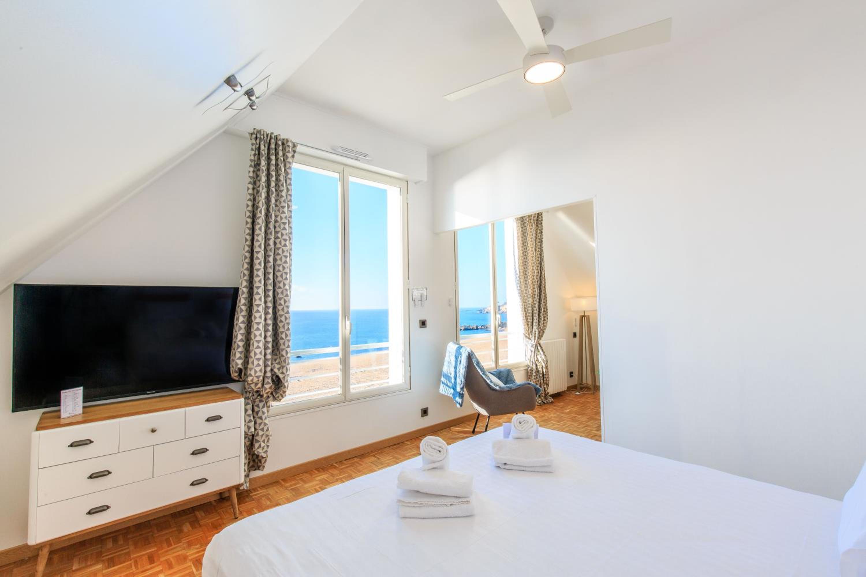 King Suite with Sofa Bed and Sea View - Photo 7