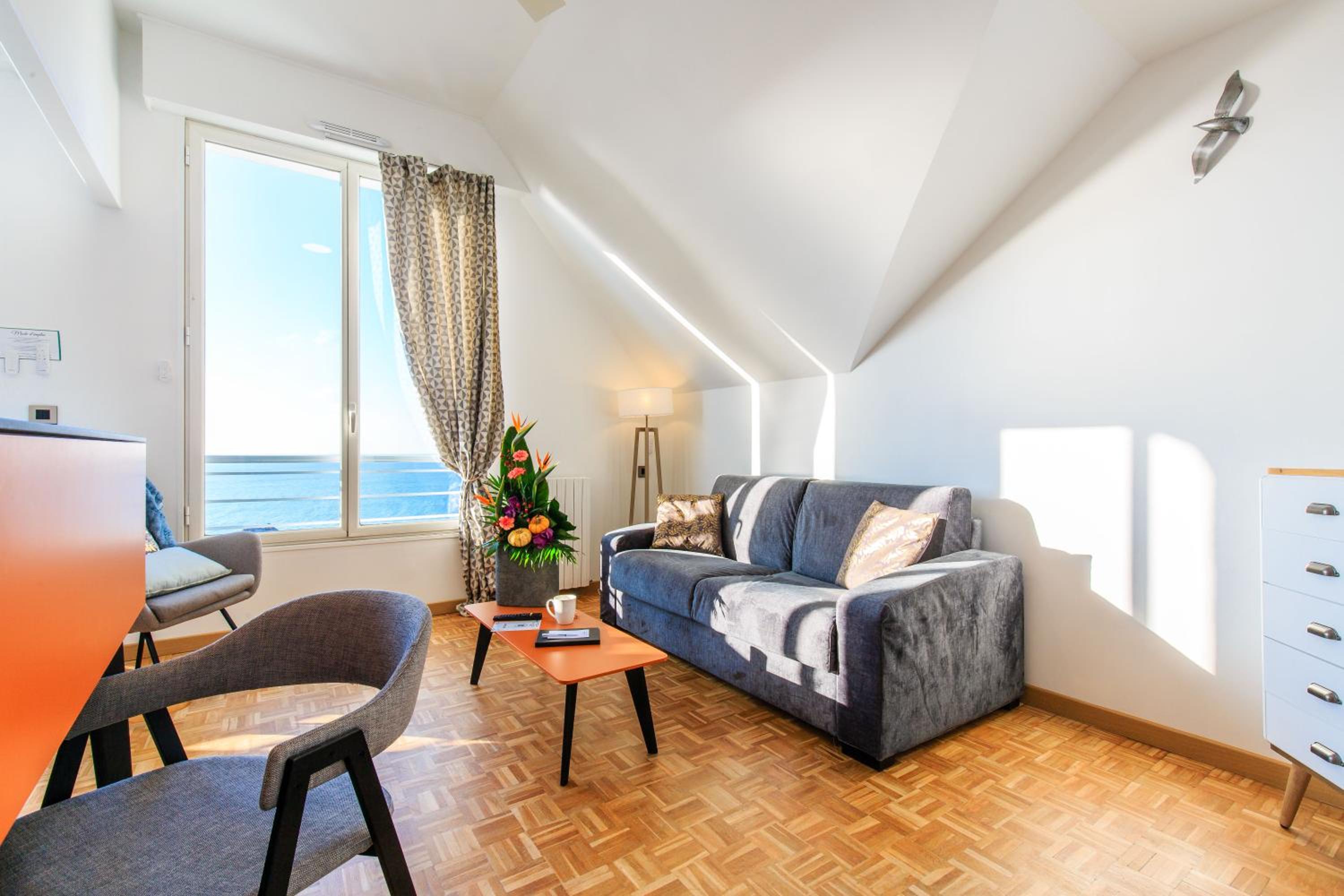 King Suite with Sofa Bed and Sea View - Photo 3