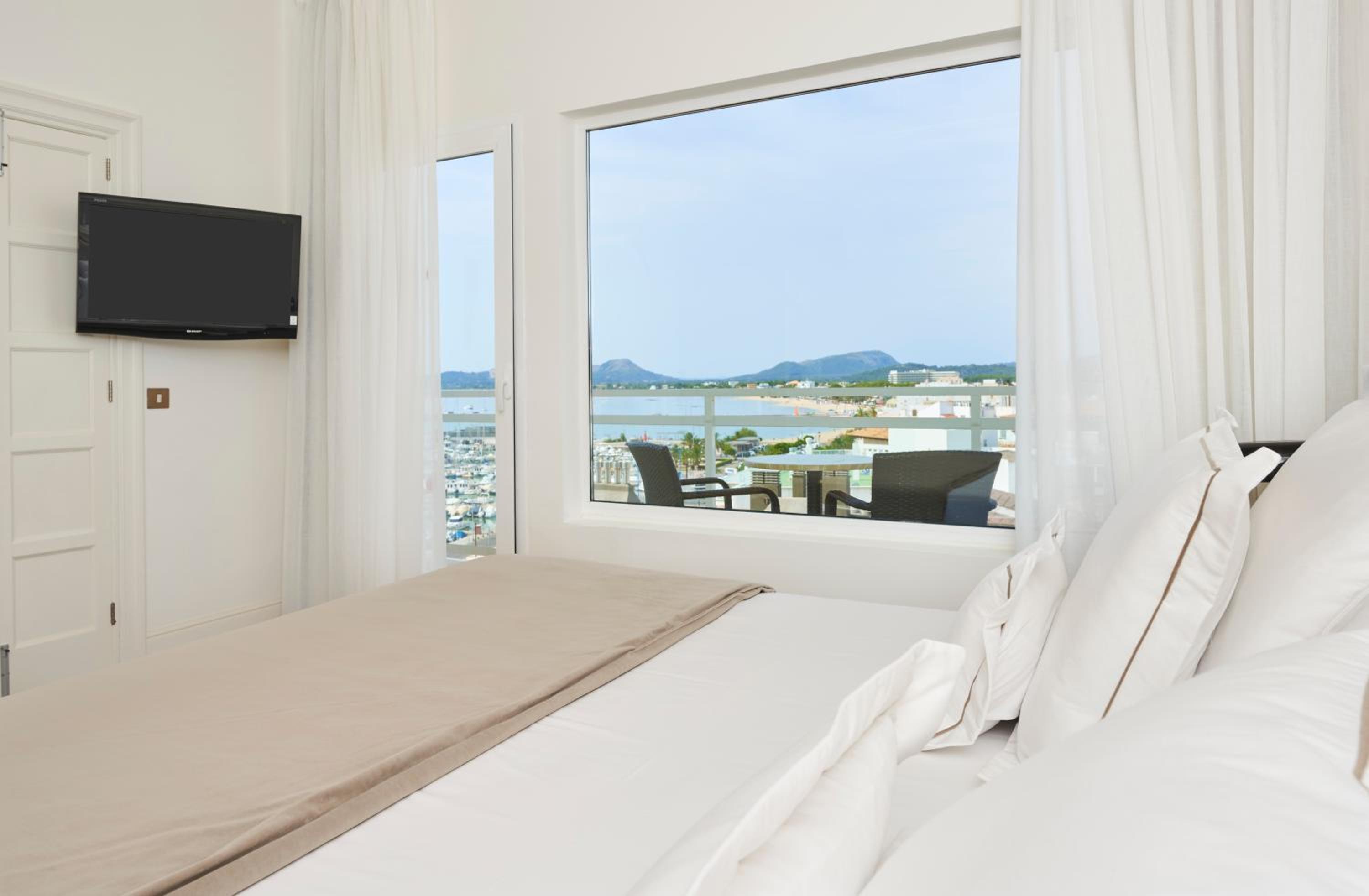 Double or Twin Room with Front Sea View and Balcony - Photo 4