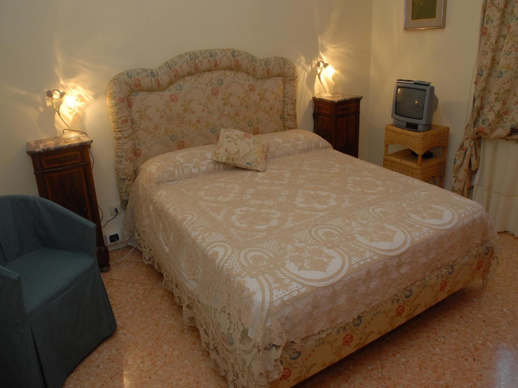 Queen Room with Shared Bathroom photo 3