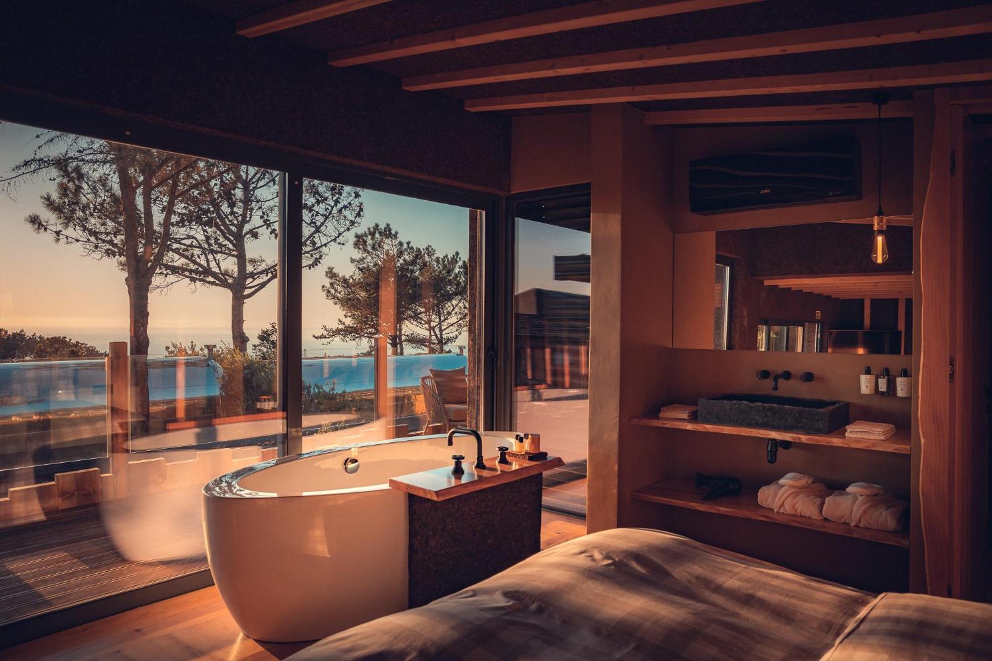 Deluxe King Room - Photo 12