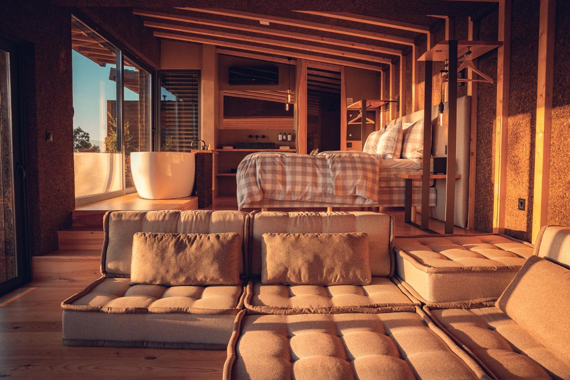 Deluxe King Room - Photo 14
