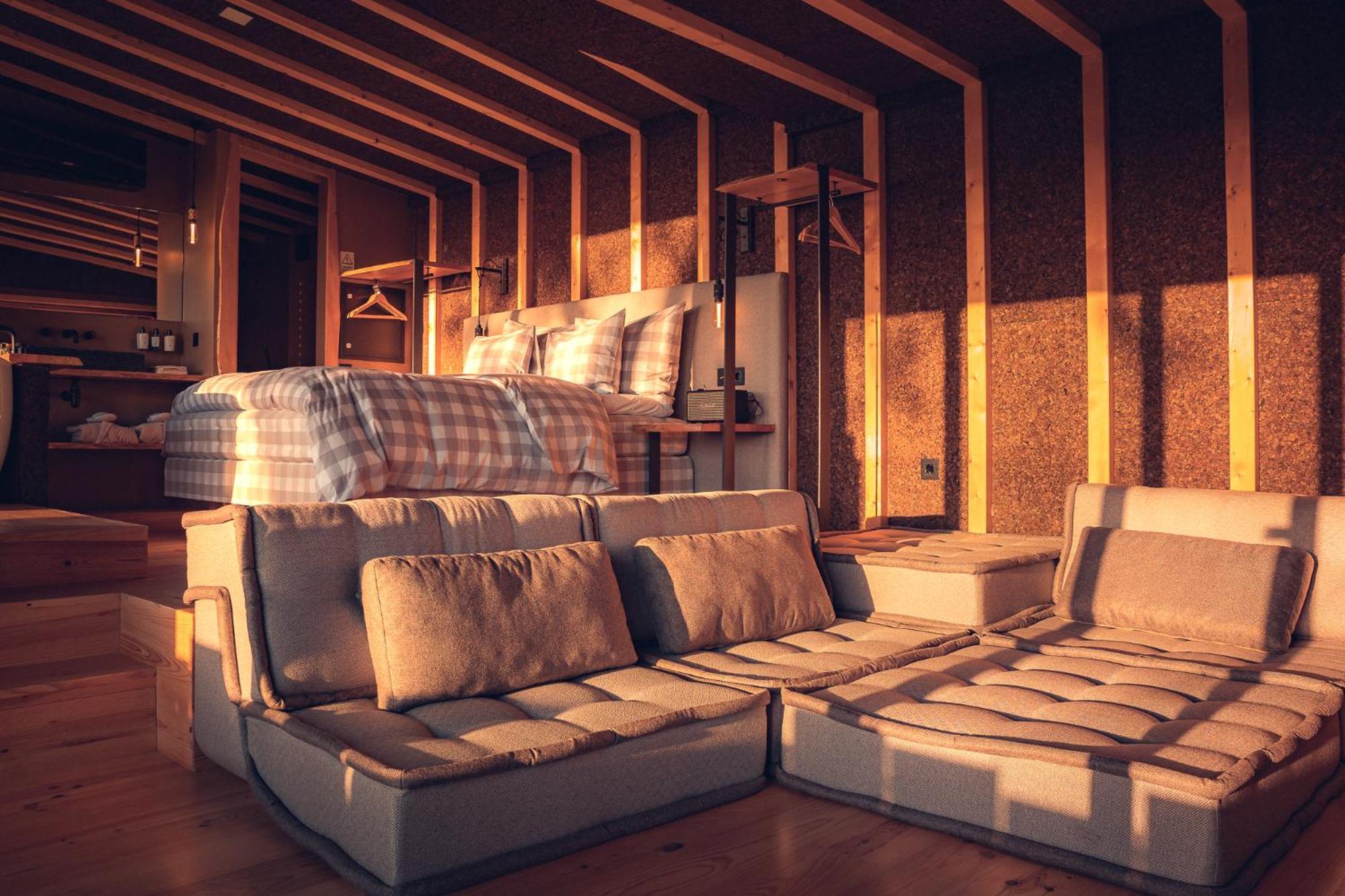 Deluxe King Room - Photo 15