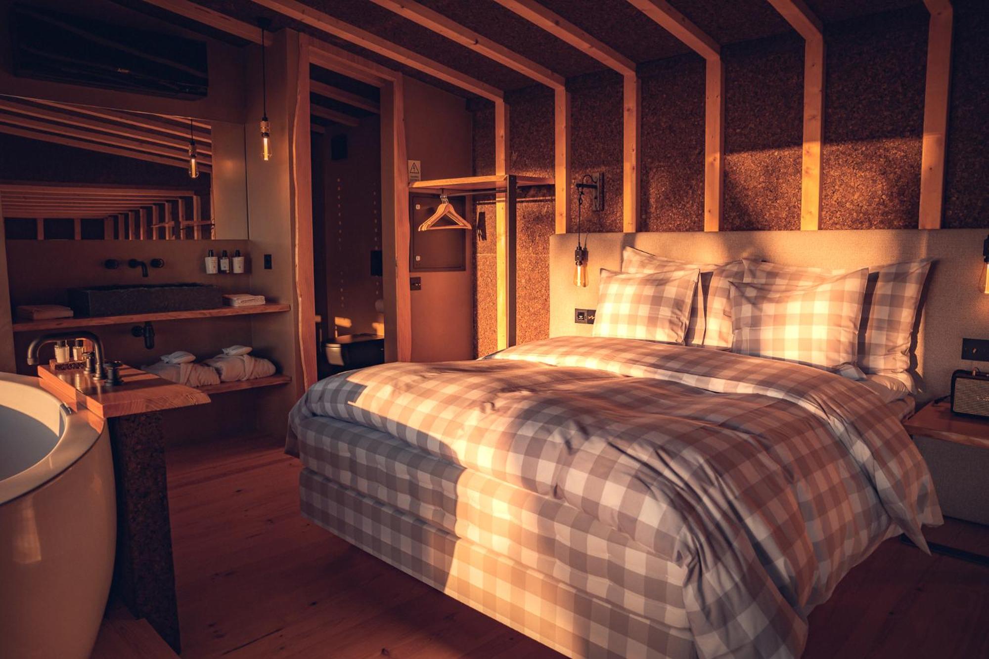 Deluxe King Room - Photo 2