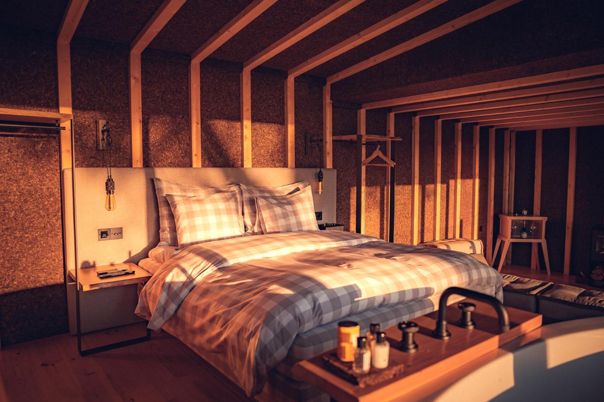 Deluxe King Room - Photo 4