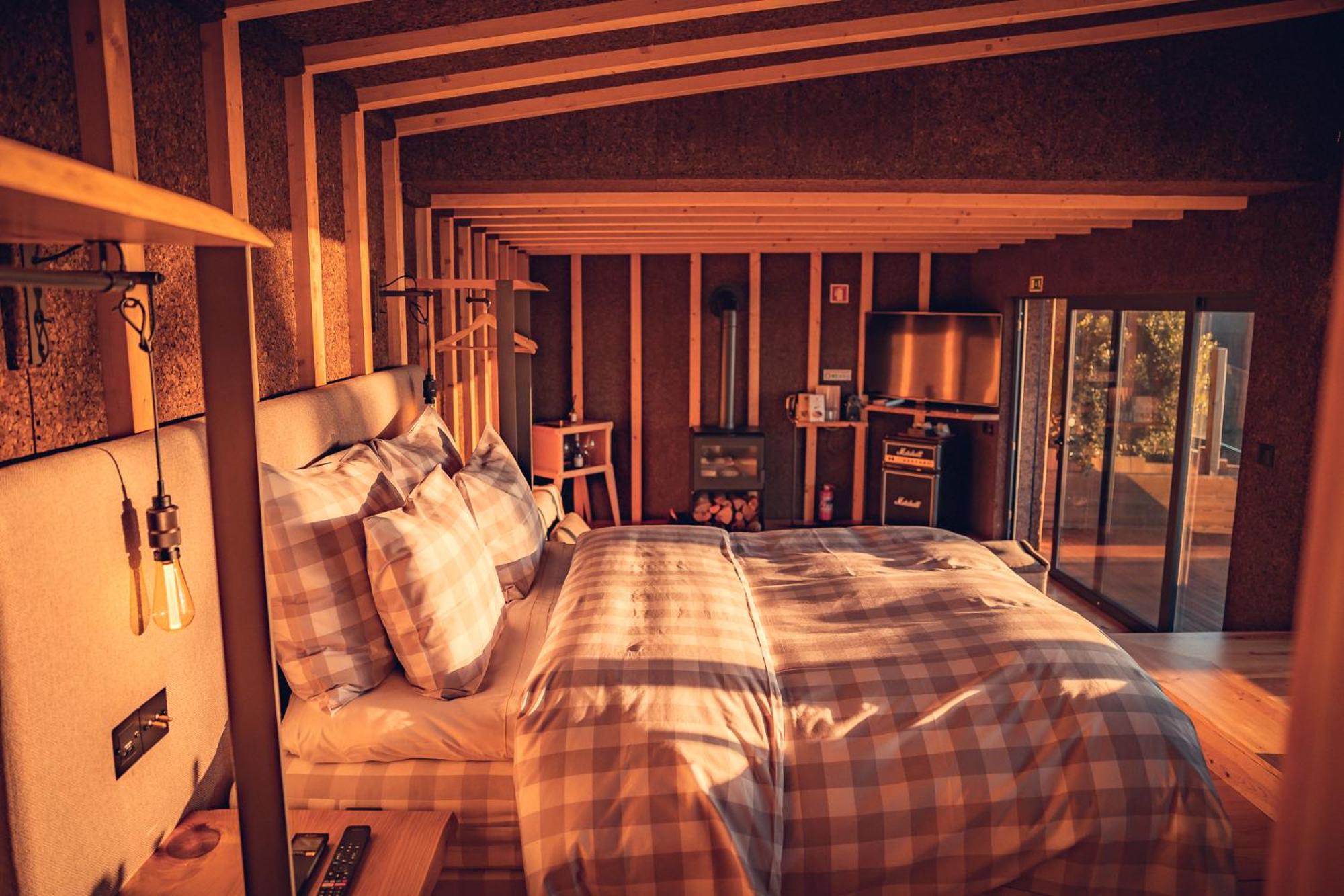 Deluxe King Room - Photo 5