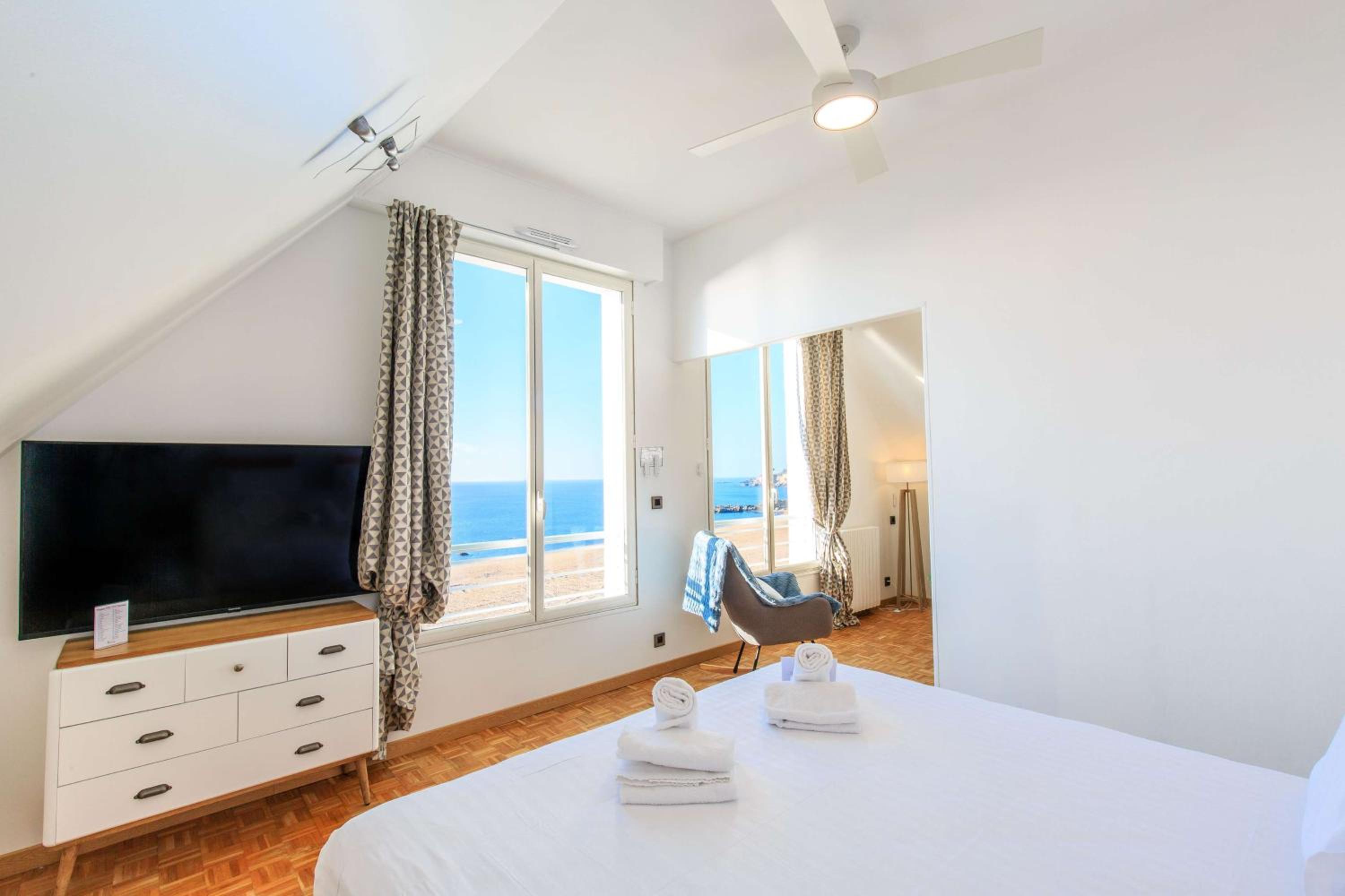 King Suite with Sofa Bed and Sea View - Photo 1