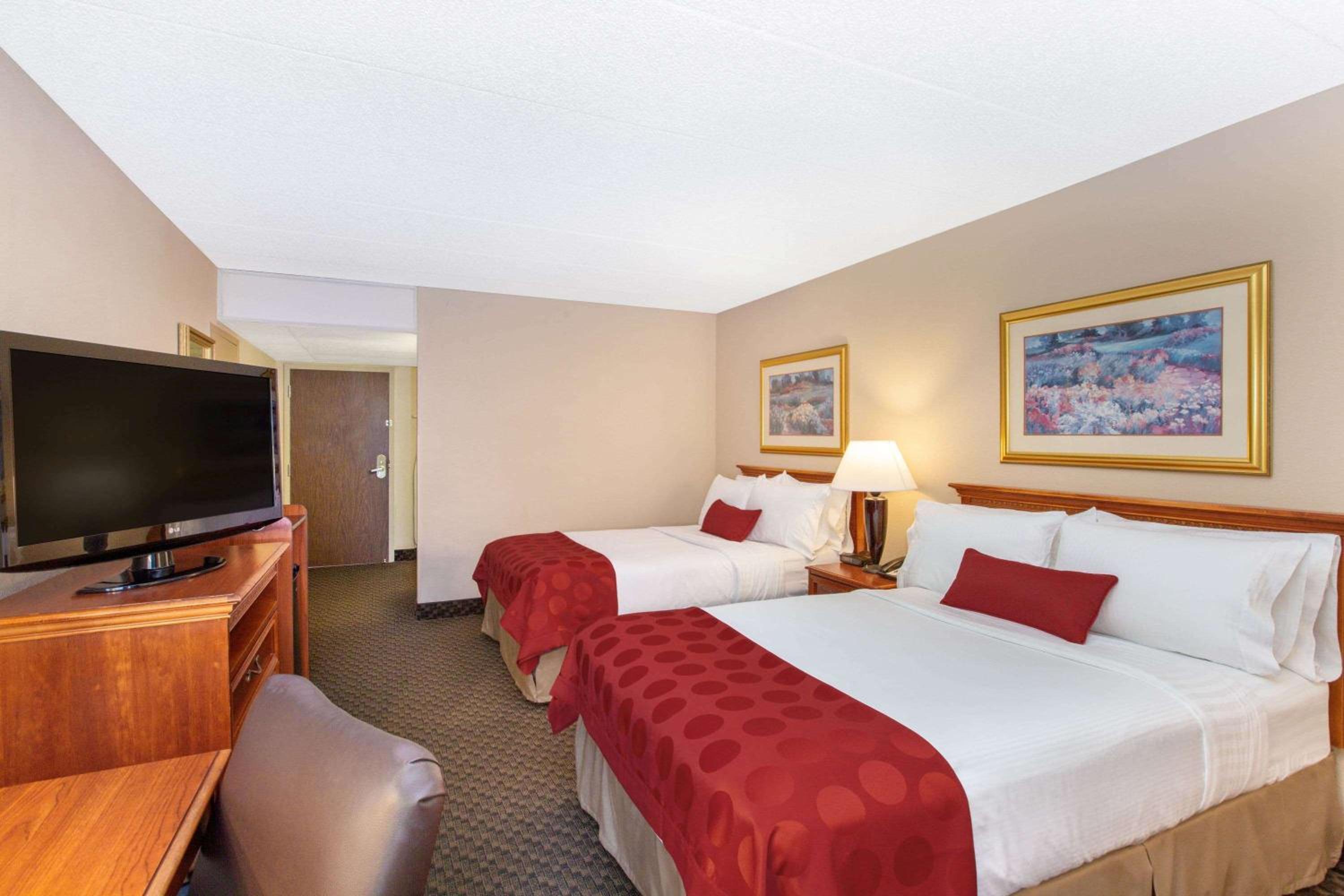 Double Room with Two Double Beds - Exterior/Non-Smoking - Photo 1