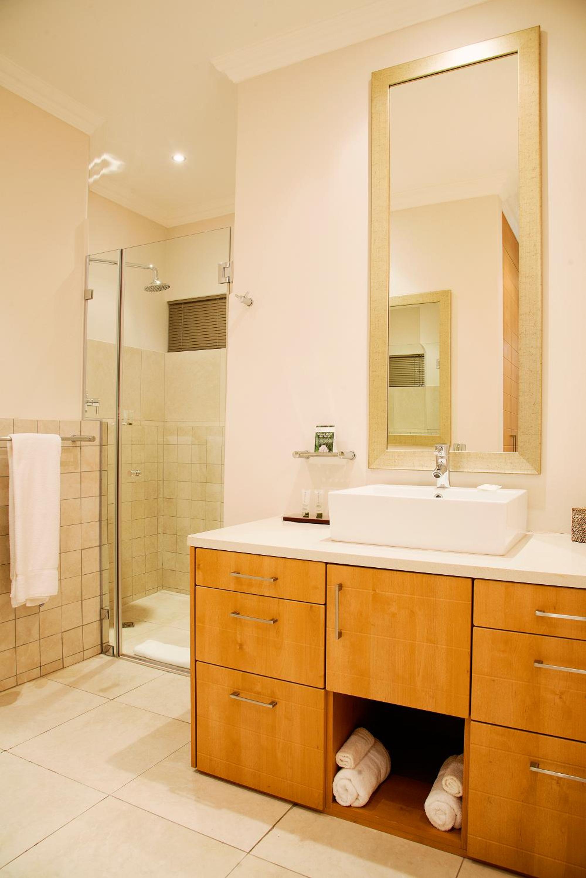 Standard Suite - Photo 2
