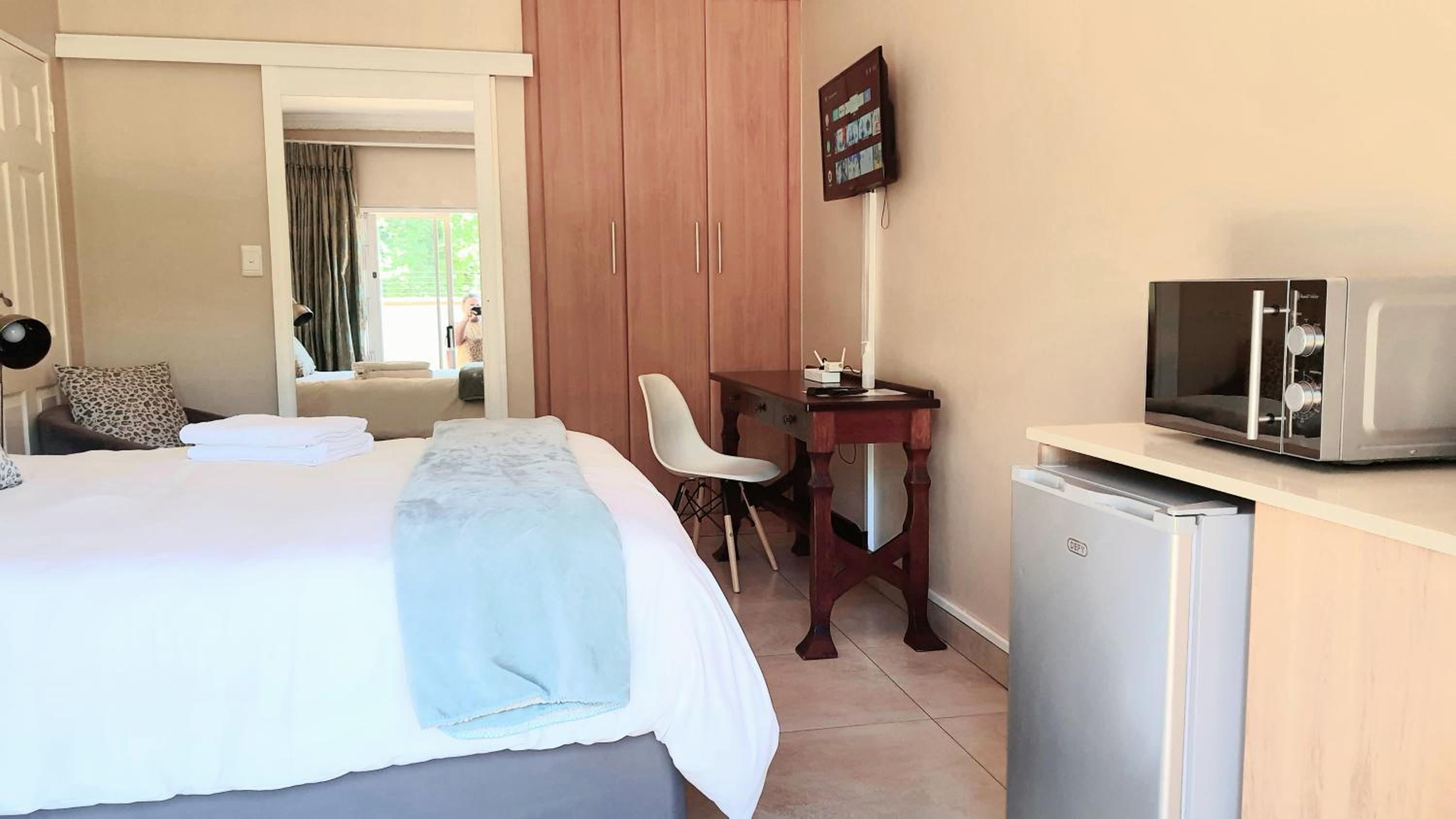 One-Bedroom Suite - Photo 4