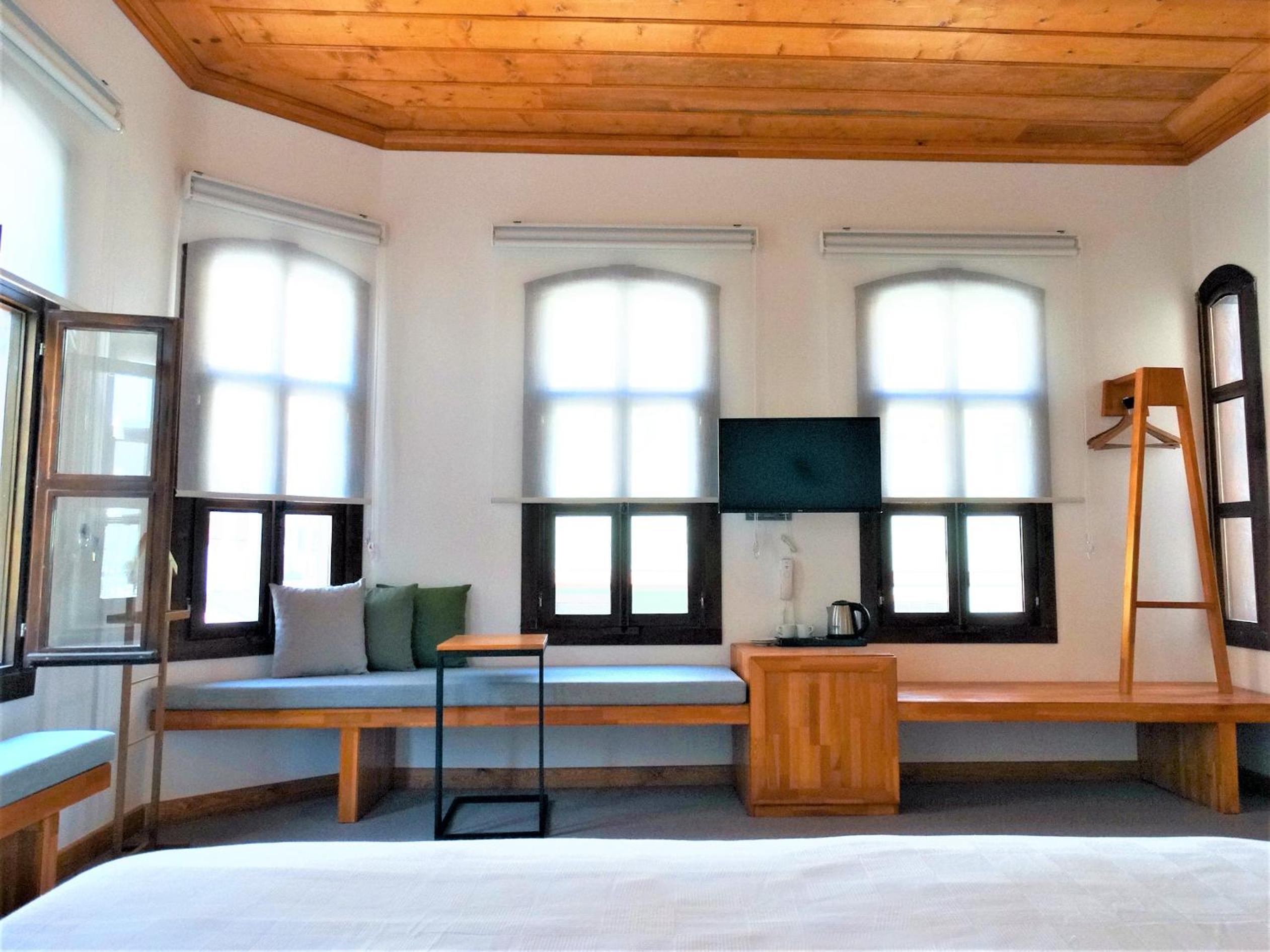 Deluxe Room (2 Adults + 1 Child) photo 1