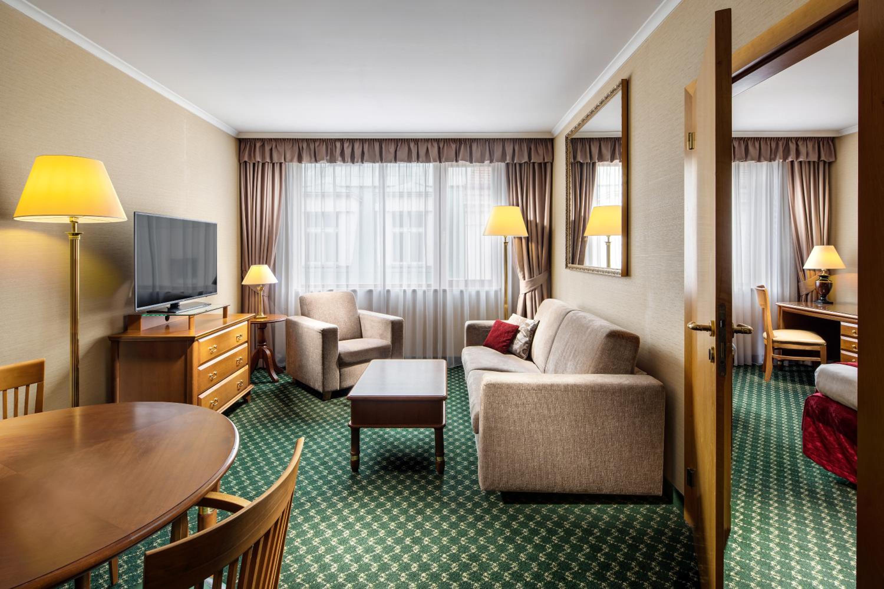 Deluxe One-Bedroom Apartment thumbnail 6