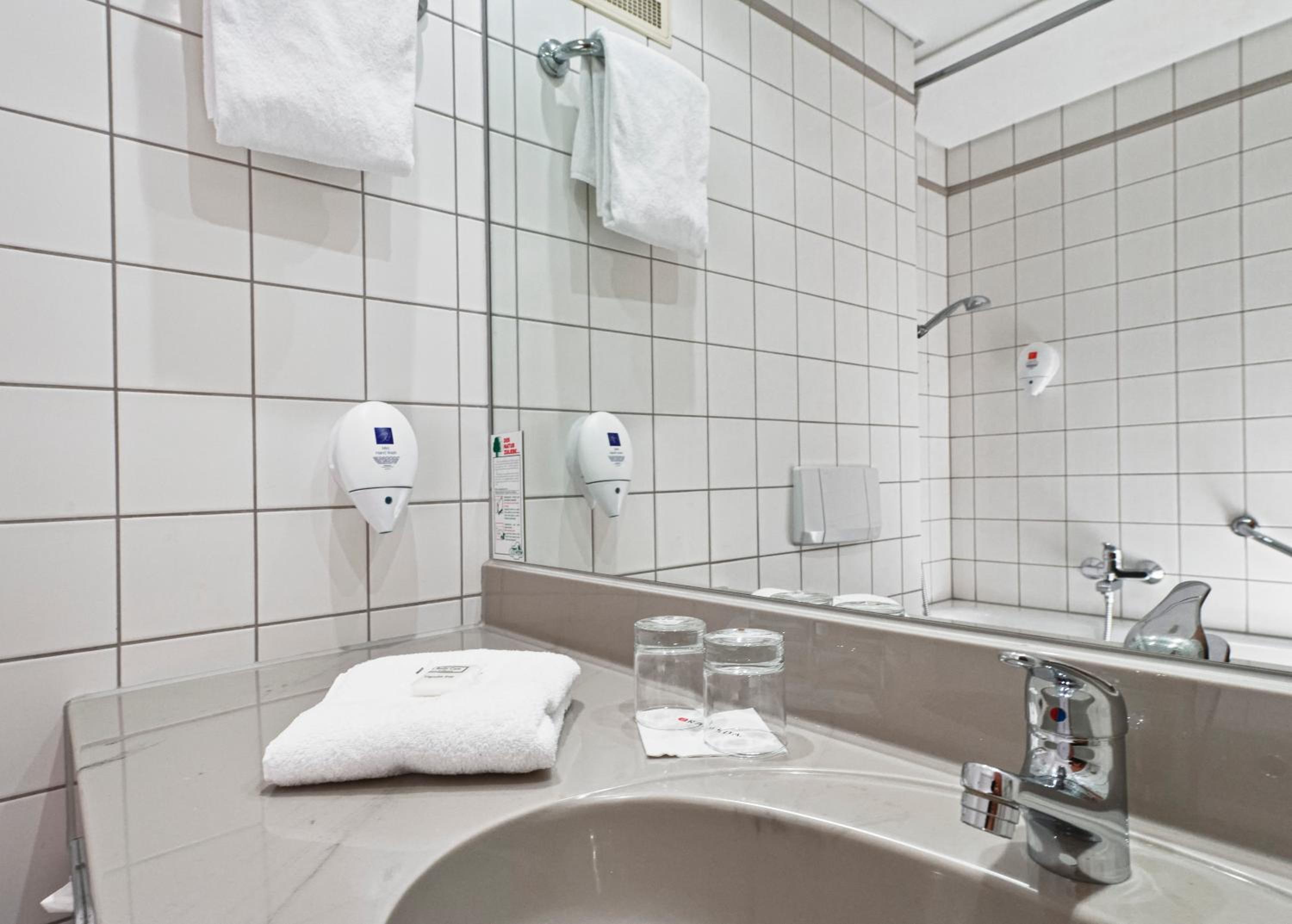 Standard Twin Room - Photo 3