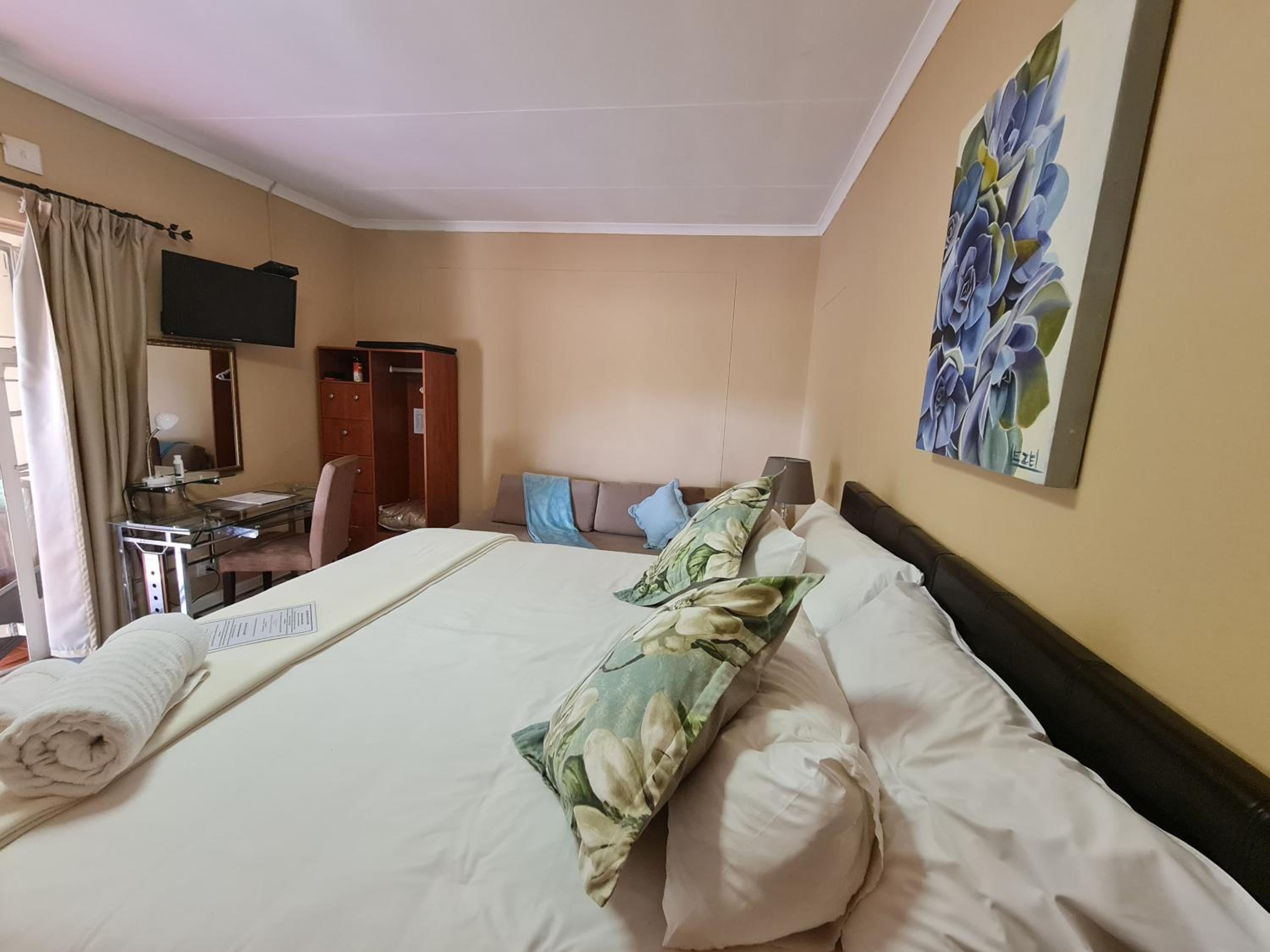 Deluxe Double Room (1 adult + 1 child) - Photo 1