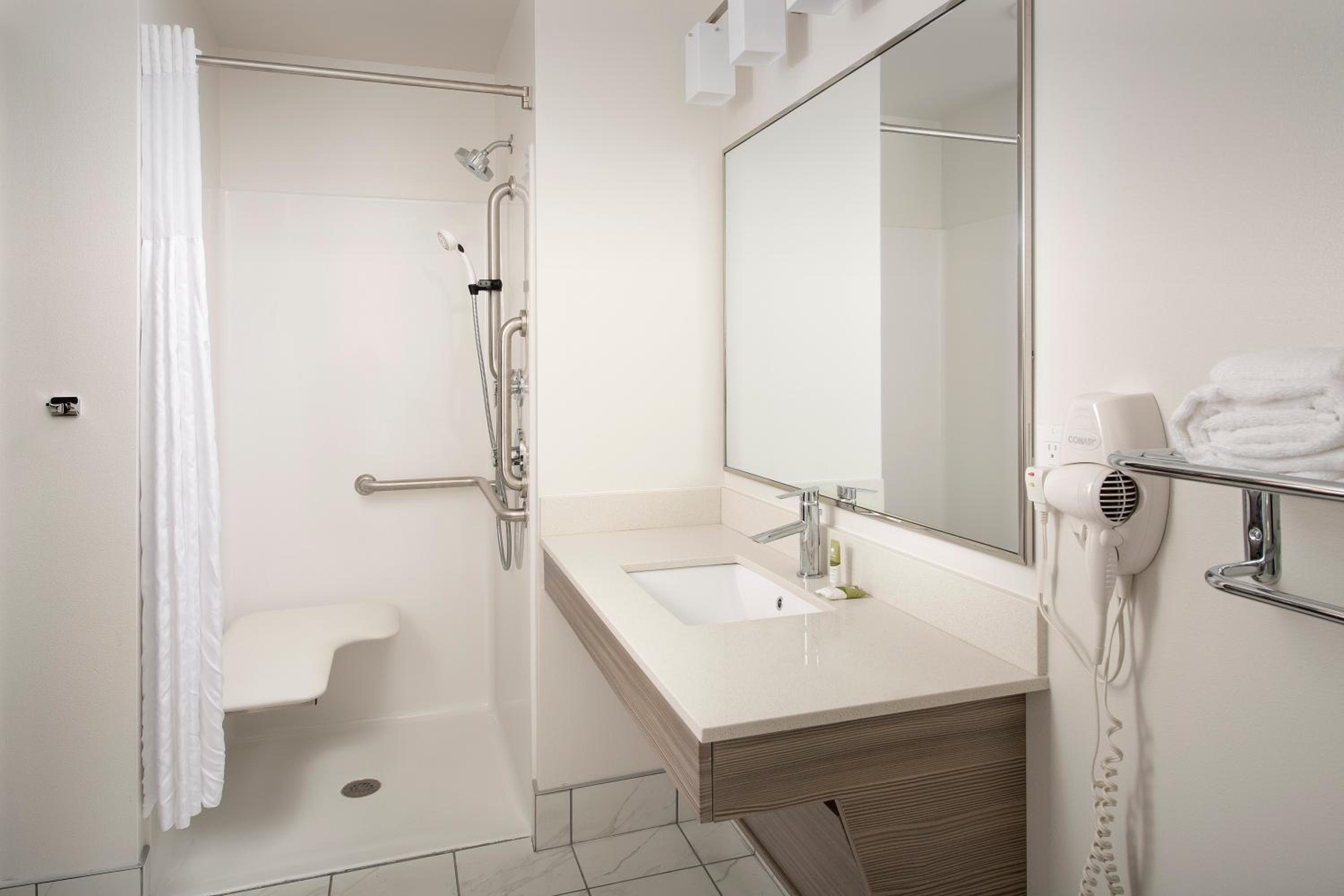 Queen Room  with Roll-In Shower - Disability Access/Non-Smoking photo 2