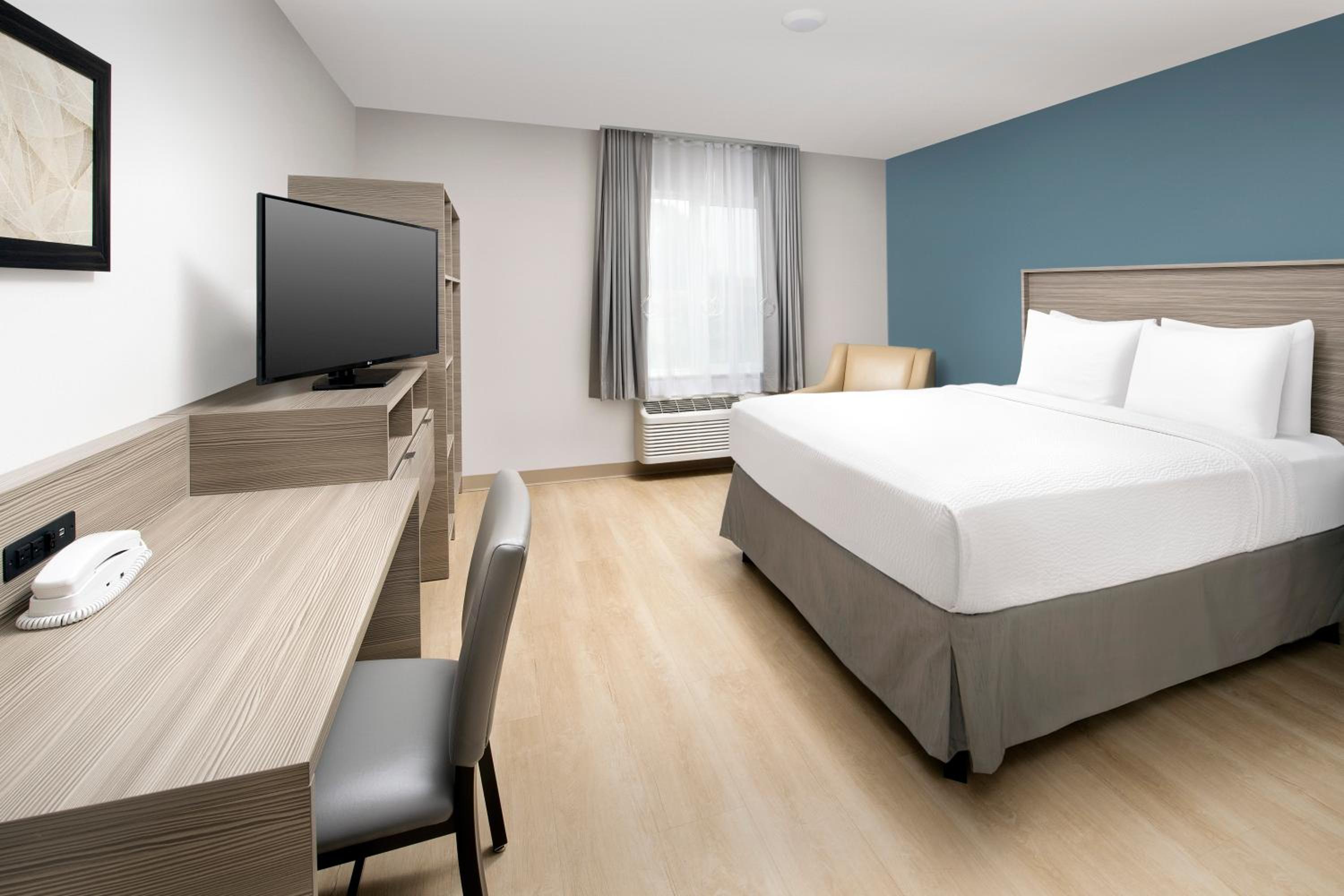 Queen Room  with Tub - Disability Access/Non-Smoking photo 1