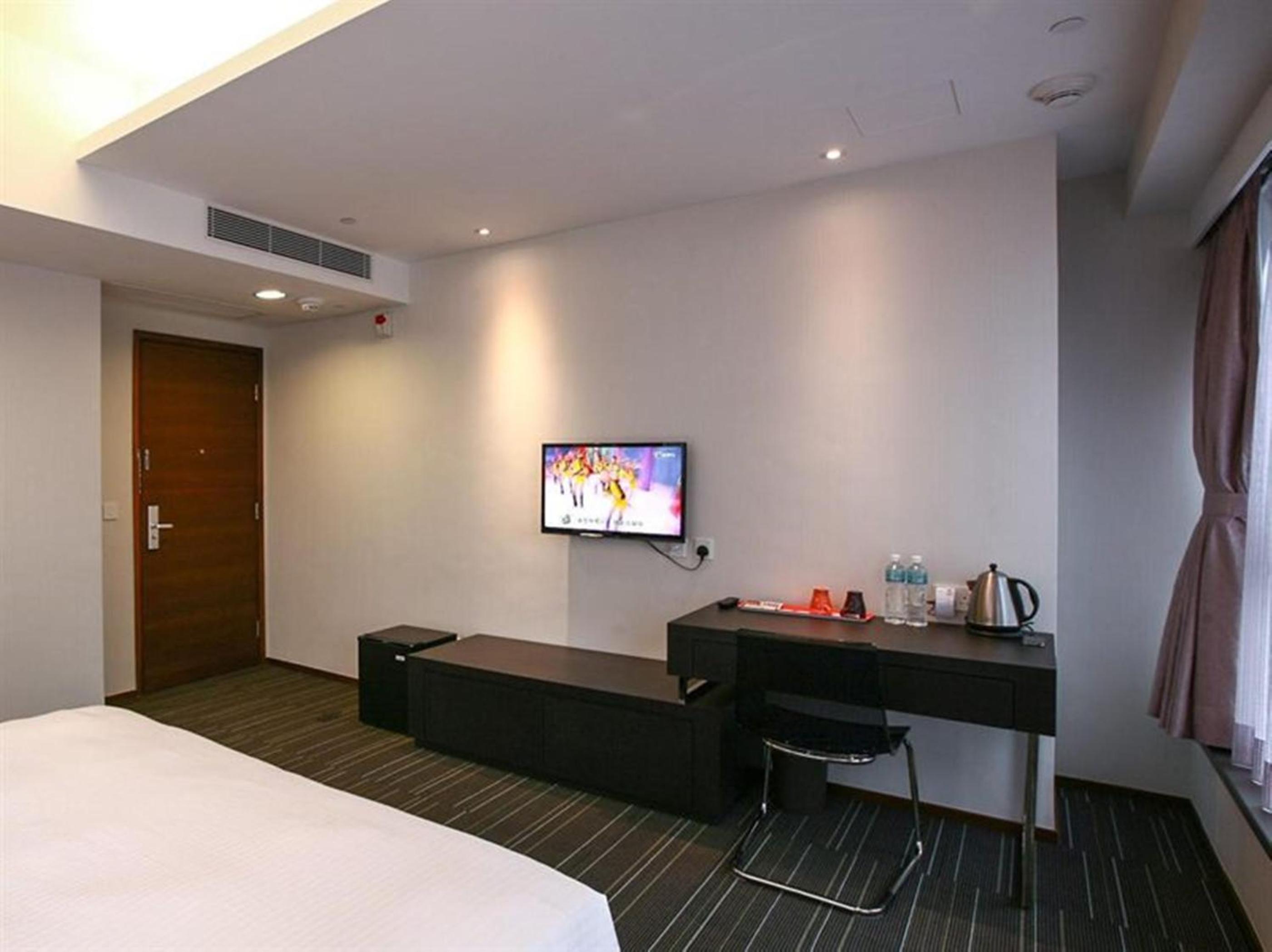 Premier King Room - Disability Access photo 2