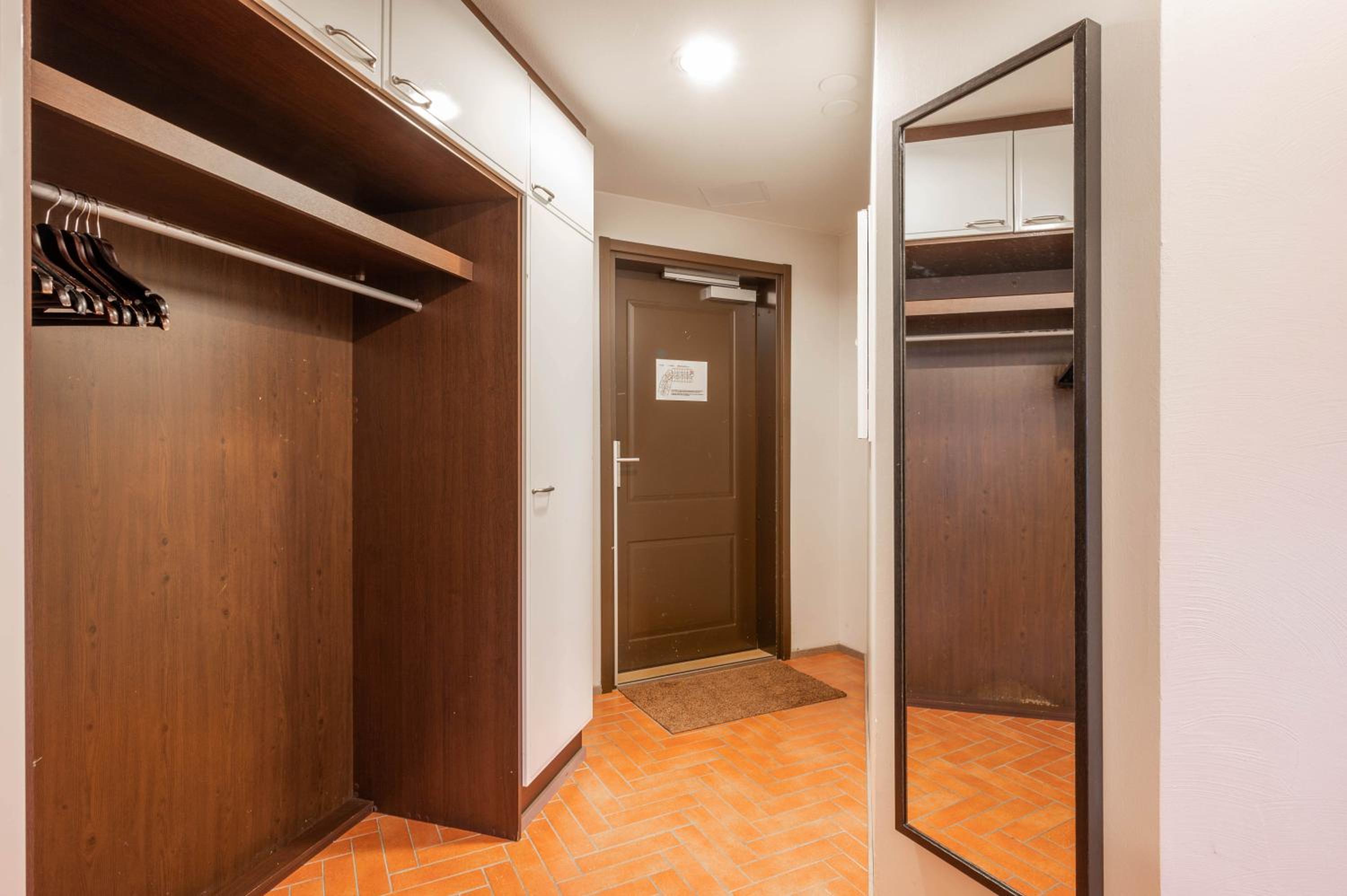 Three-Bedroom Apartment Jacuzzi  - Photo 2