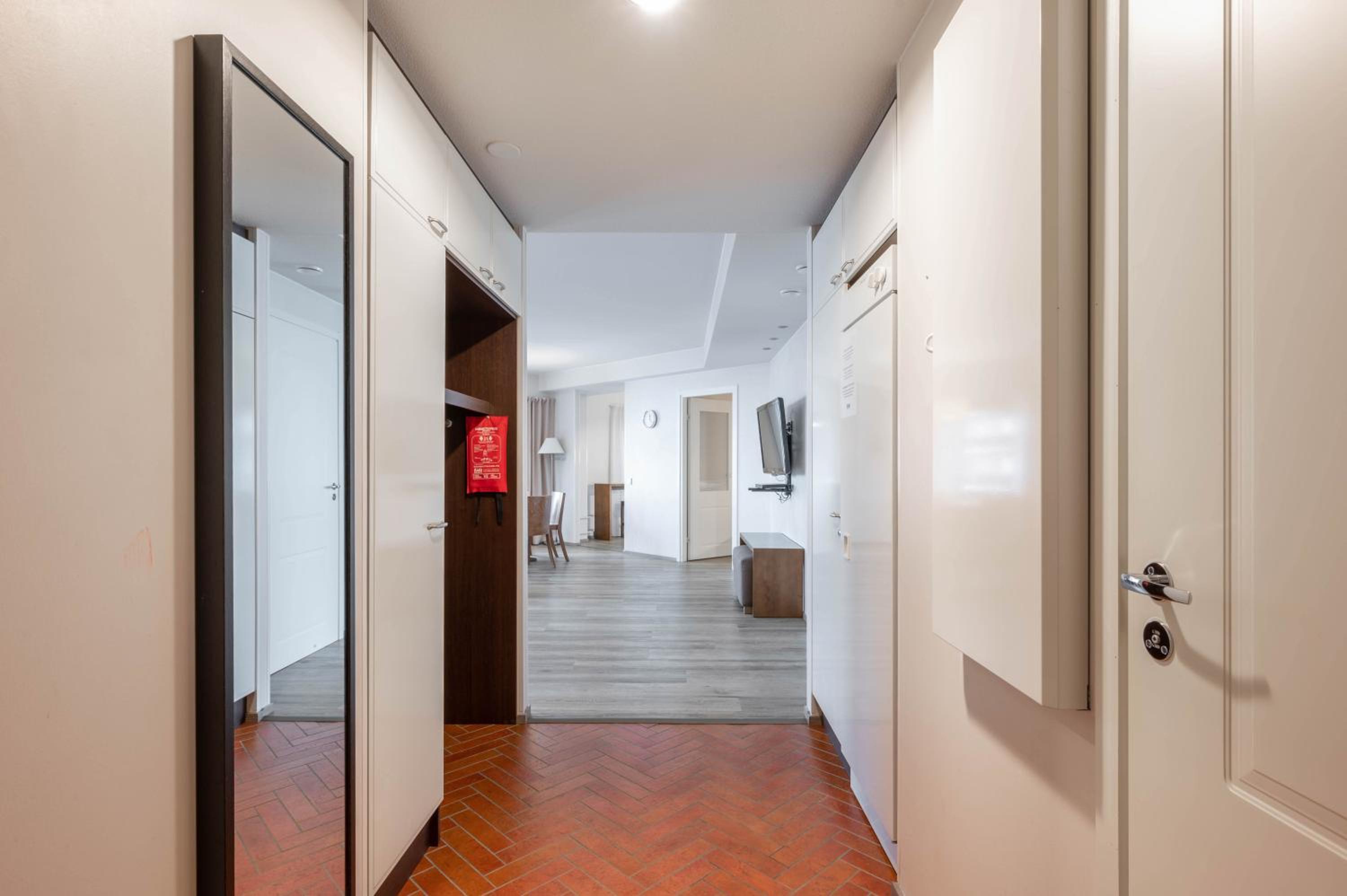 Three-Bedroom Deluxe Apartment - No pets allowed - Photo 14
