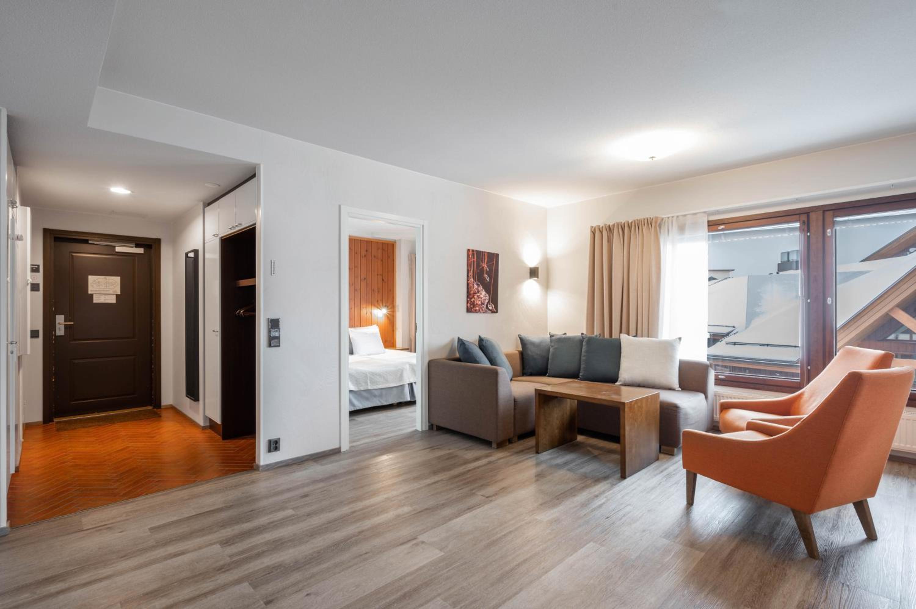 Three-Bedroom Deluxe Apartment - No pets allowed - Photo 13