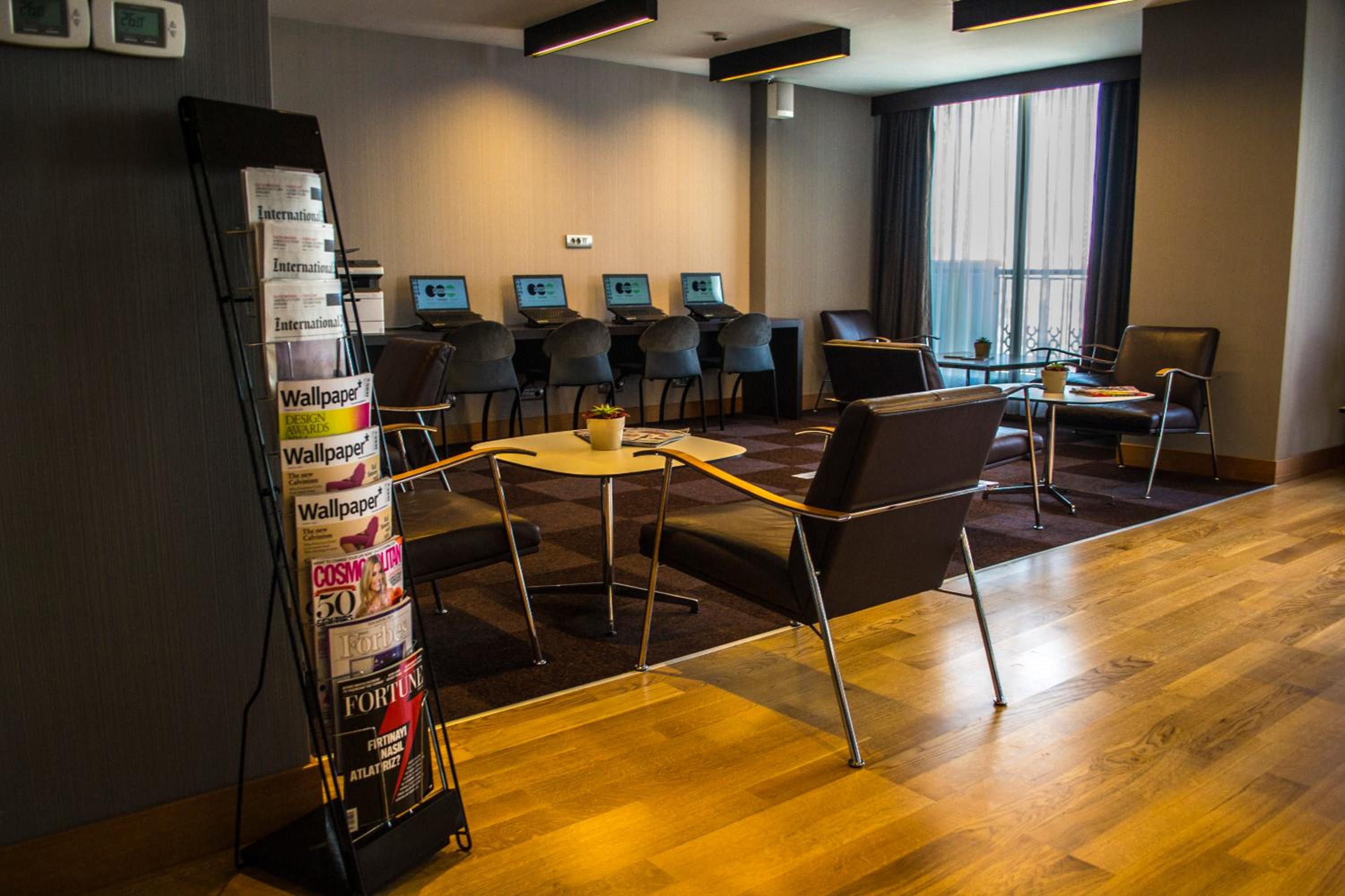 Executive Senior Suite with Kitchenette & Lounge Access