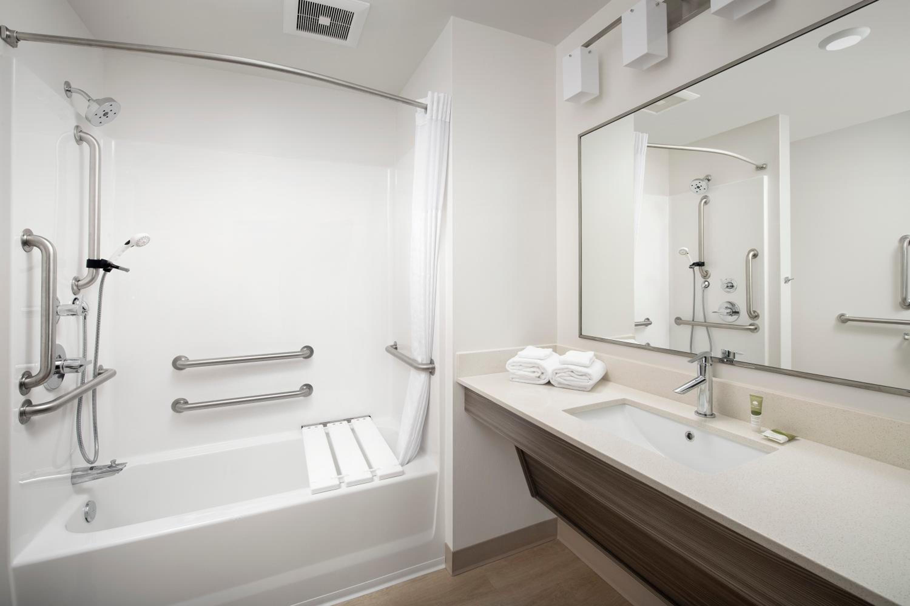 Queen Room  with Tub - Disability Access/Non-Smoking photo 3