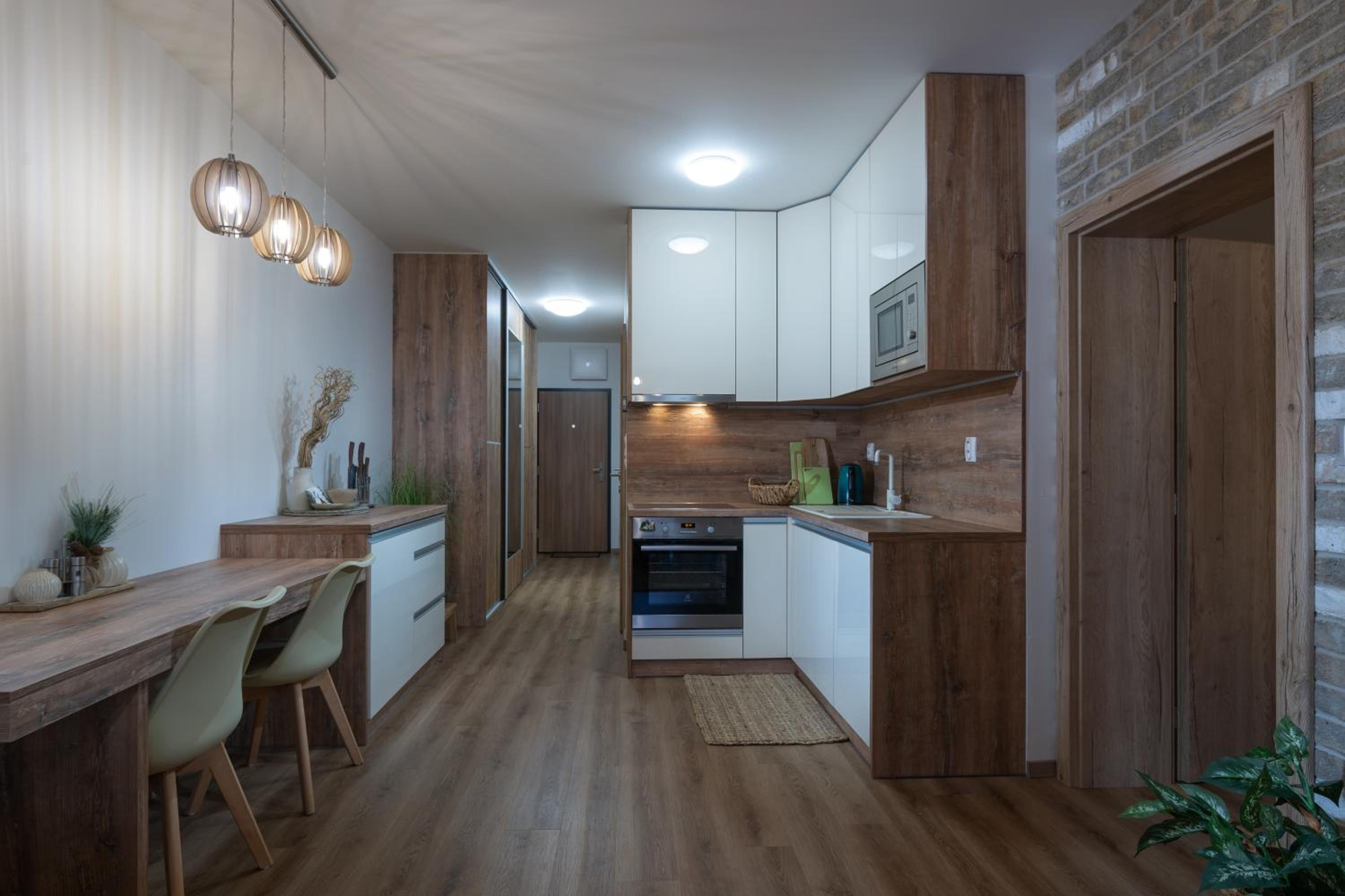 Apartment with Balcony - Photo 5
