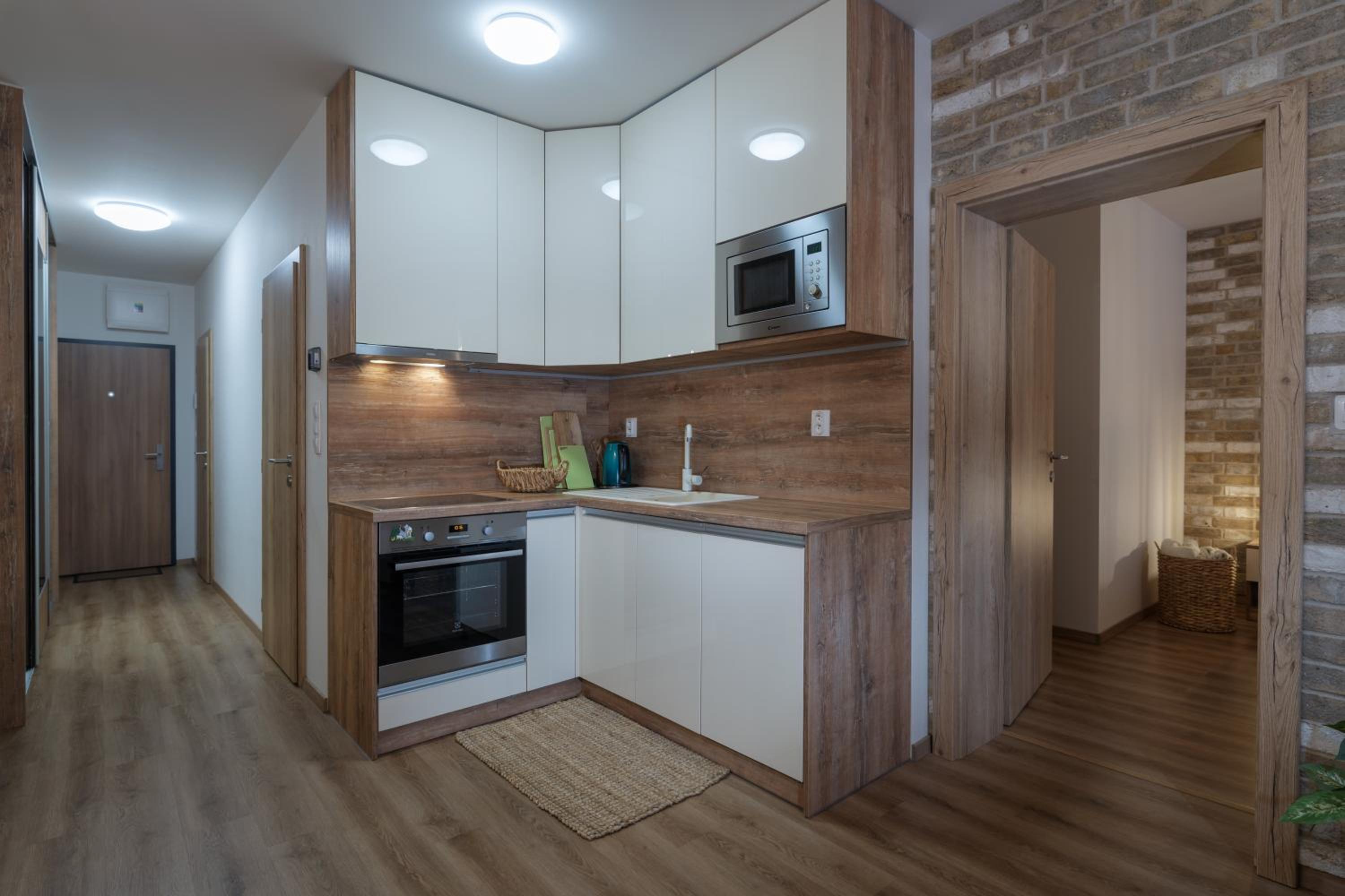 Apartment with Balcony - Photo 7