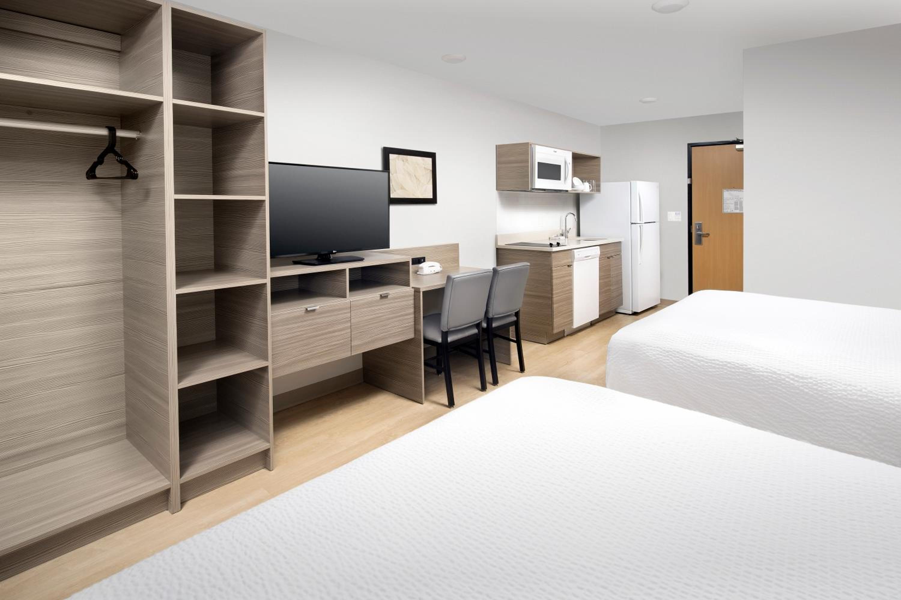 Standard Queen Room with Two Queen Beds - Non-Smoking photo 2