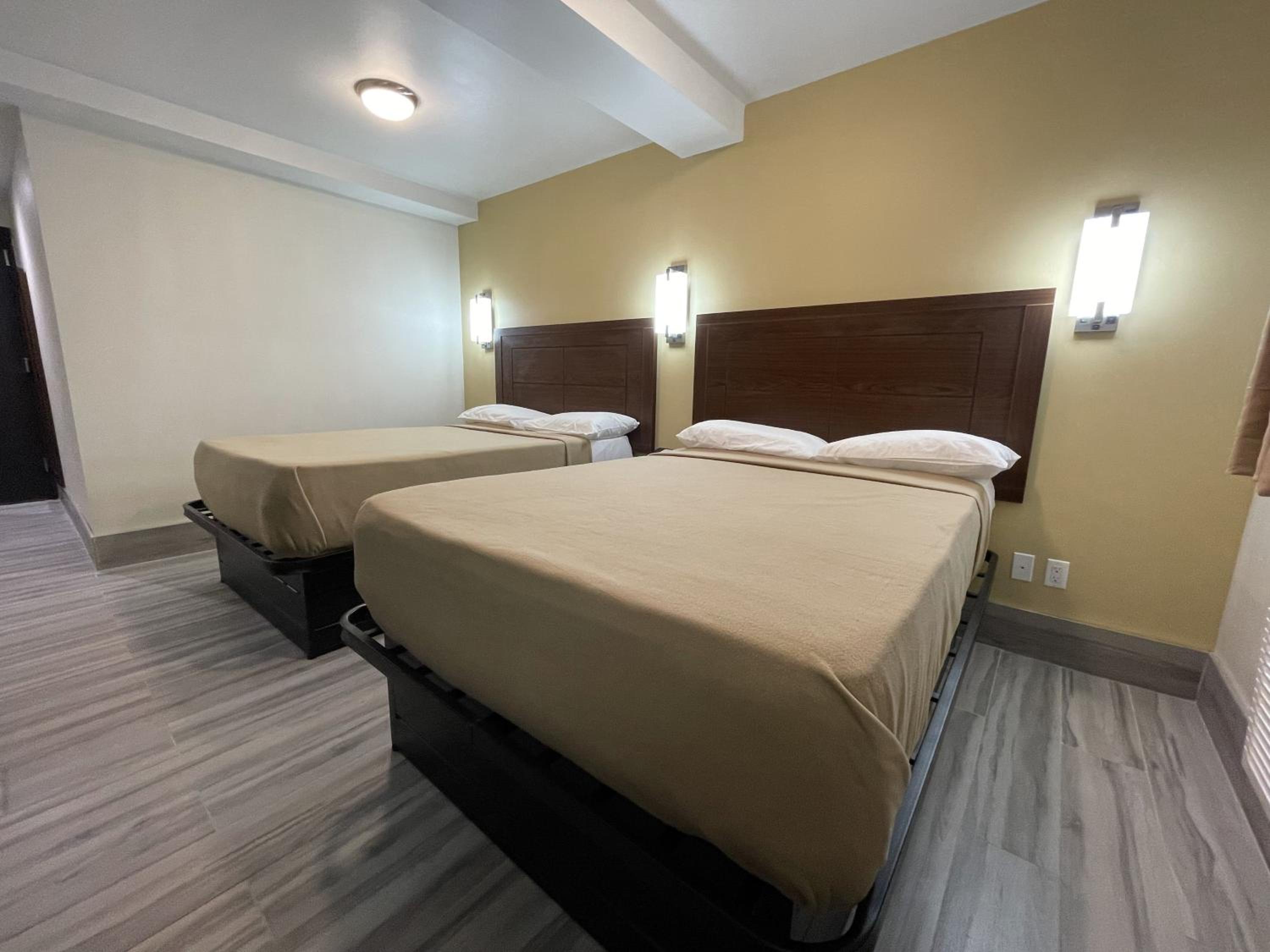 Double Room - 2 Queen Beds - Non Smoking - Photo 2