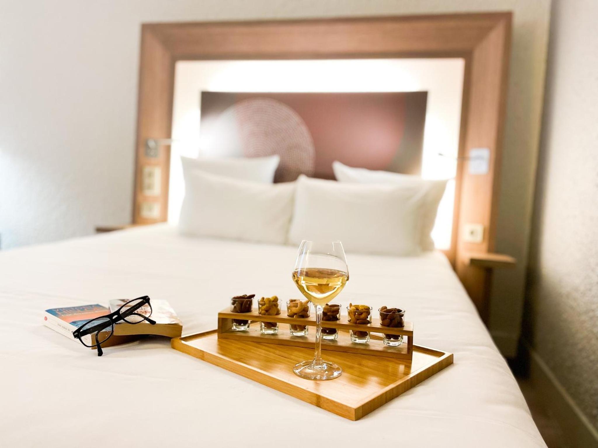 Classic Room With 1 Double Bed And 2 Single Beds - Photo 6