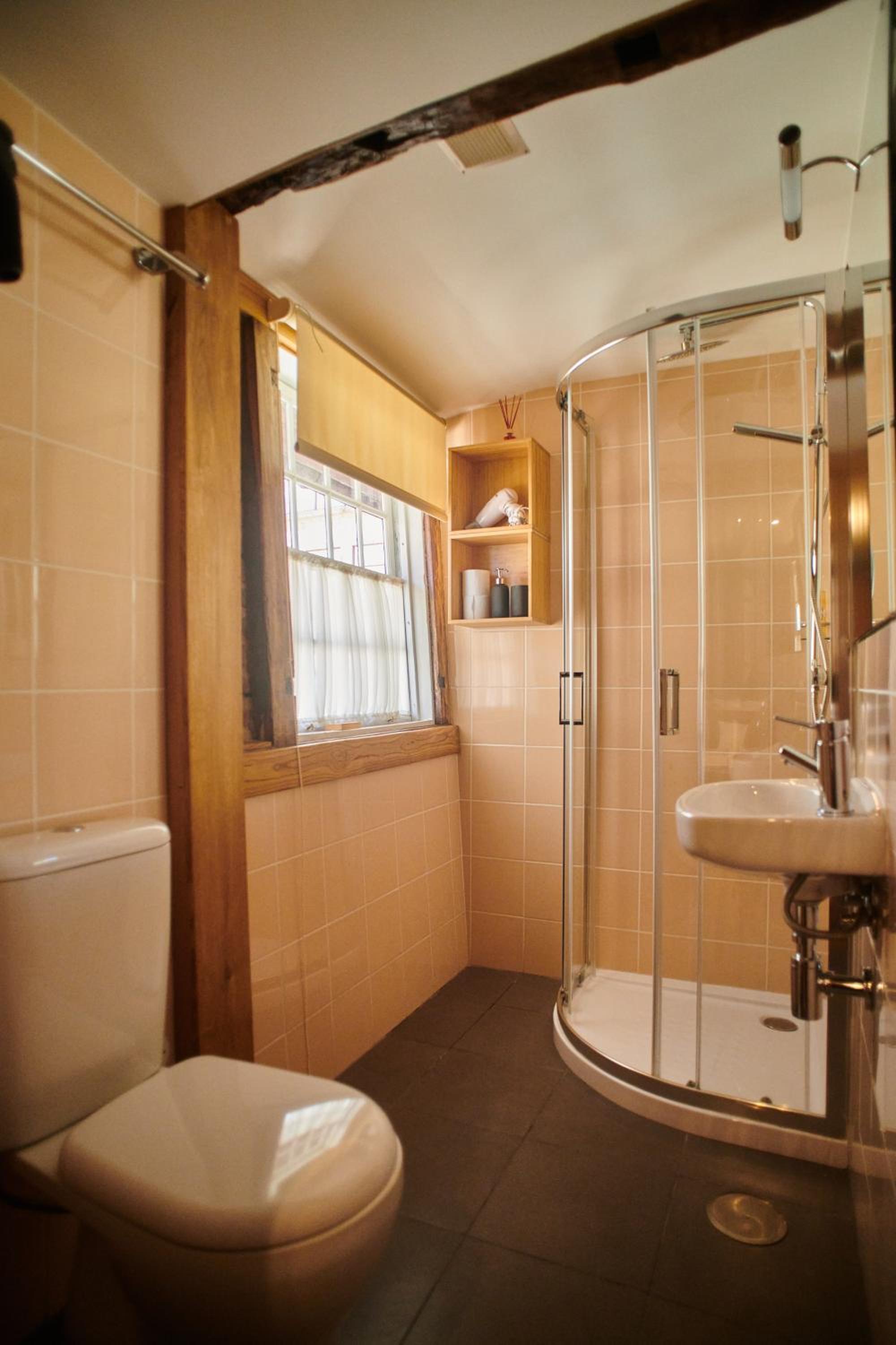 Triple Room with Private Bathroom - Photo 7