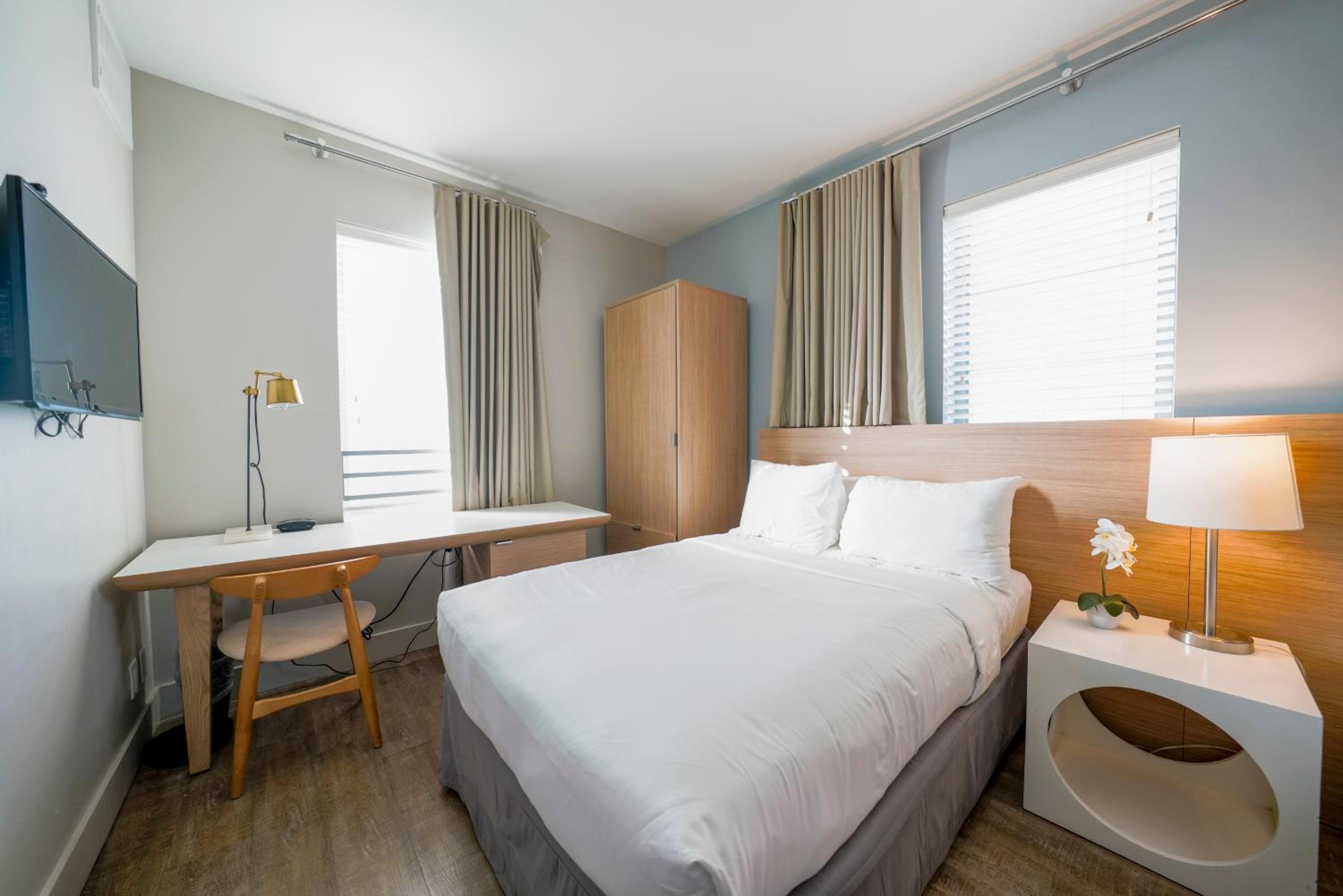 Deluxe Queen Room with Two Queen Beds photo 2