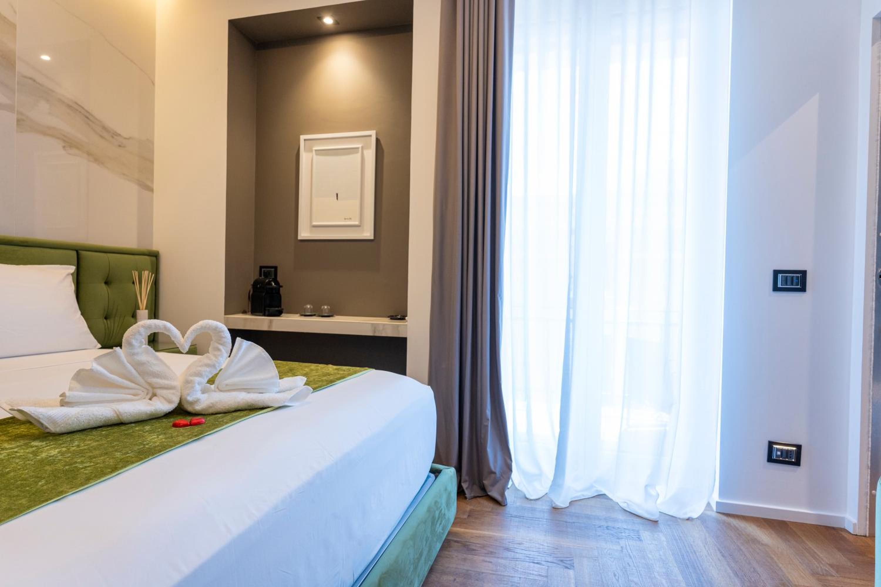 Deluxe Double Room with Balcony - Photo 11