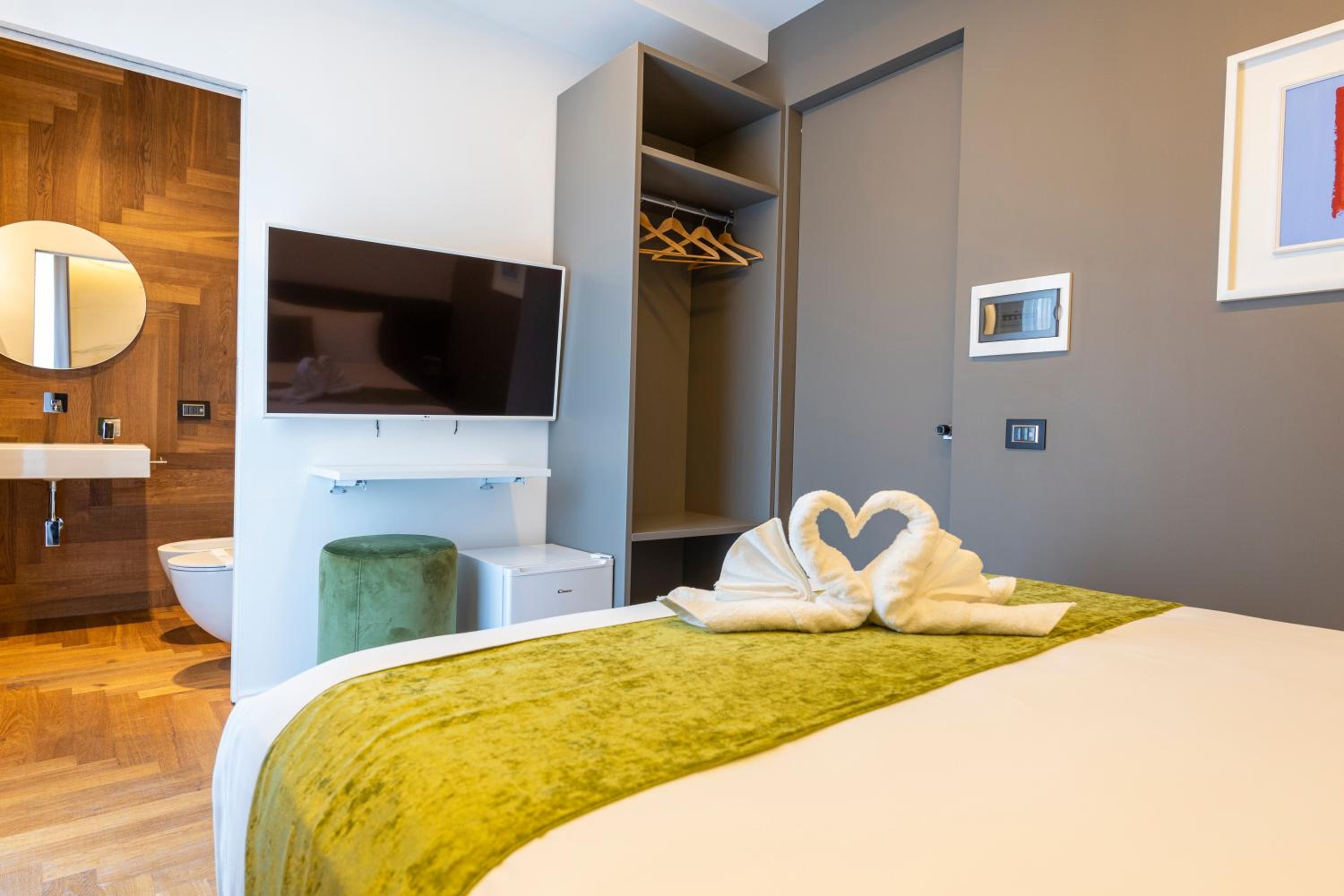 Deluxe Double Room with Balcony - Photo 9