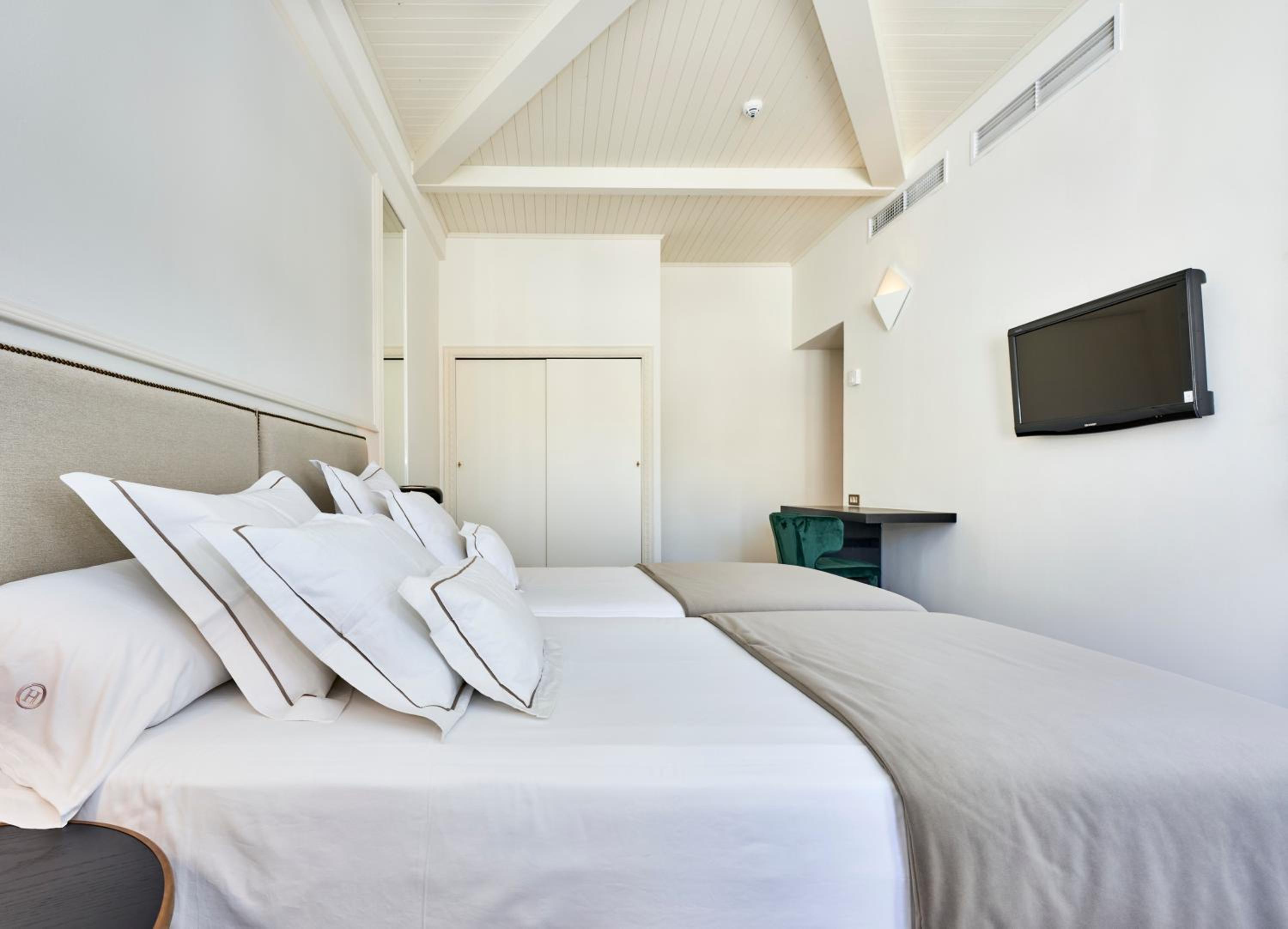 Double or Twin Room - Photo 2