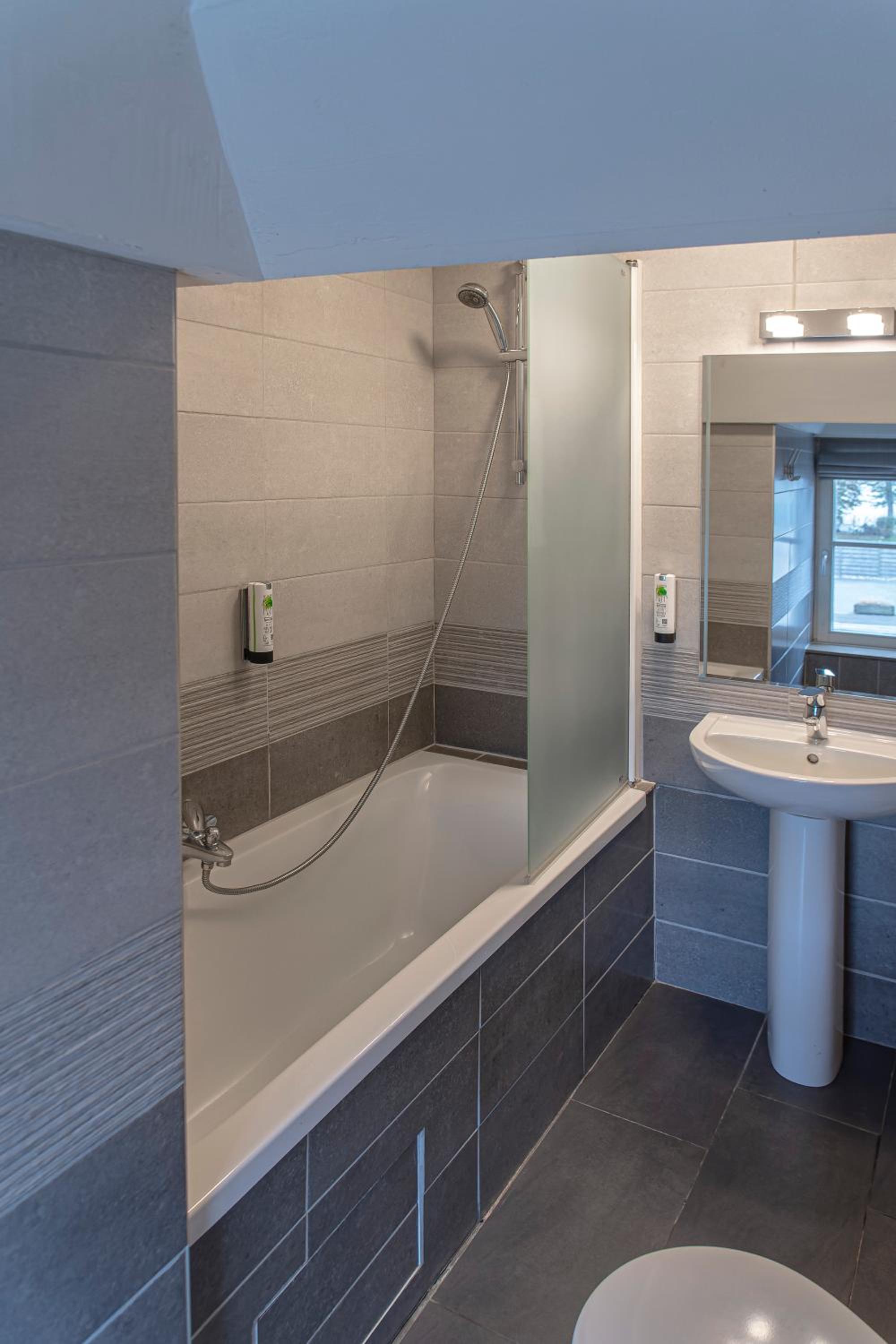 Triple Room with Street View
