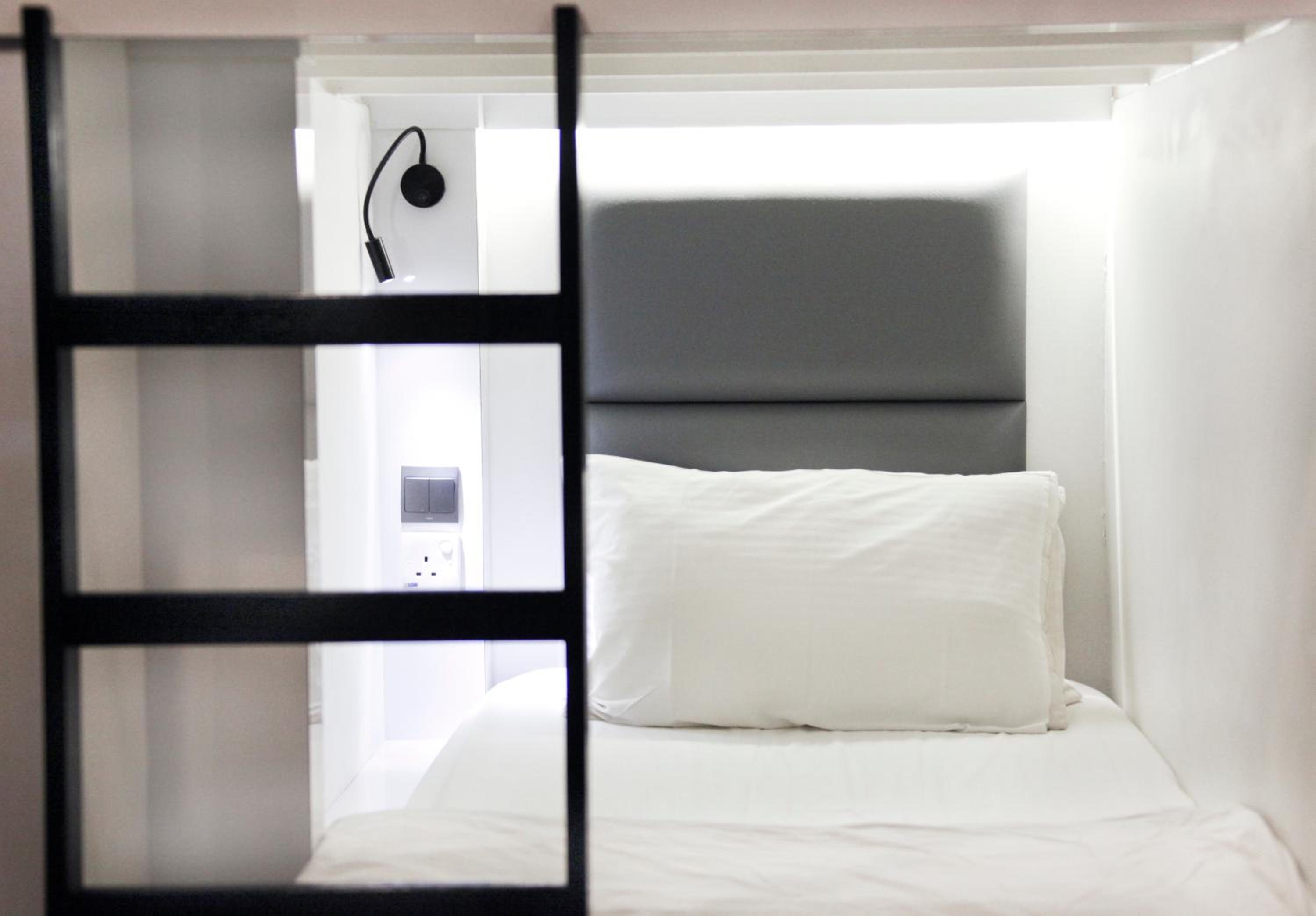 Private Room with 7 Single Pods photo 2
