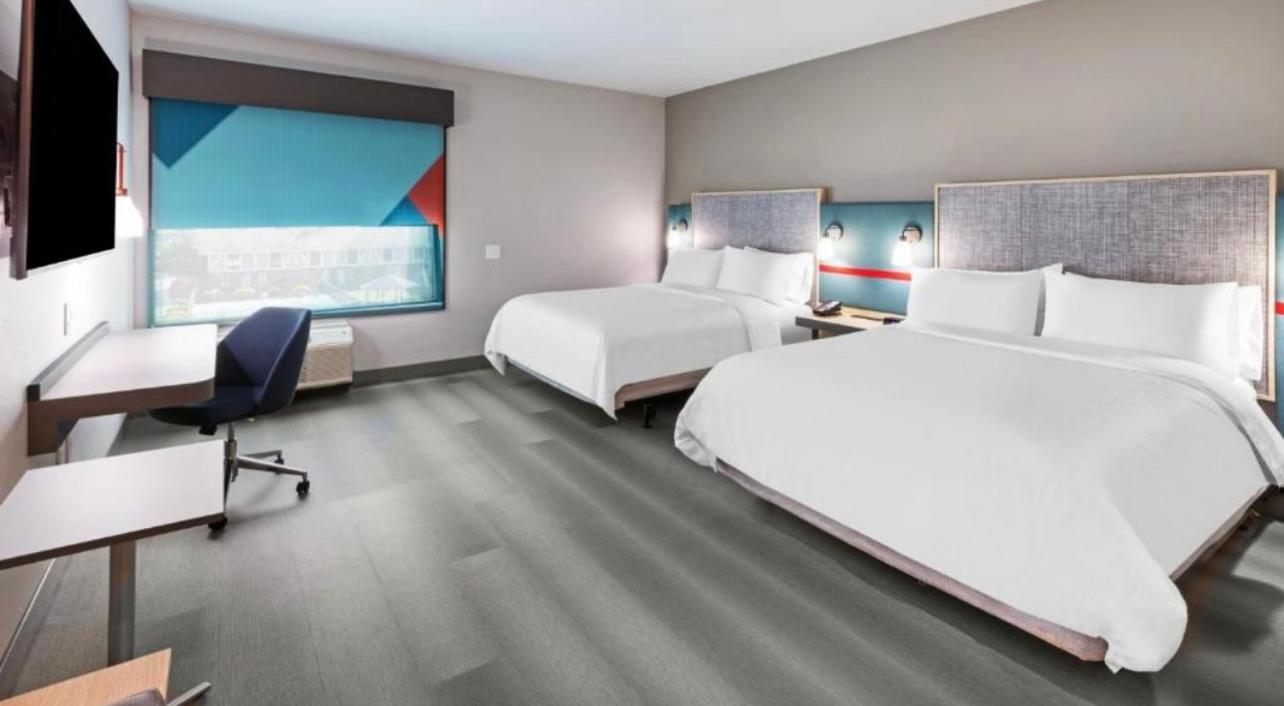 Standard Queen Room with Two Queen Beds - Photo 3