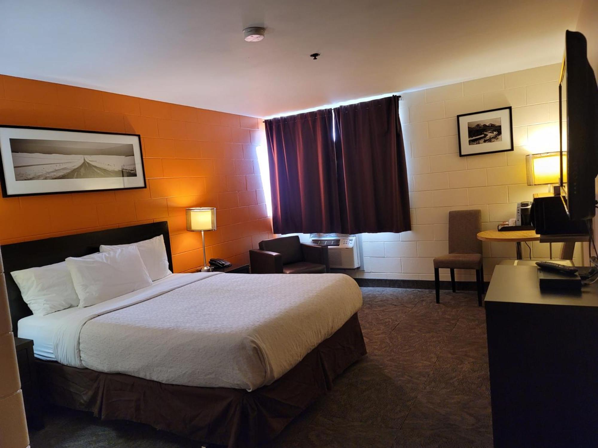 Queen Room - Non Pet Friendly - Photo 1