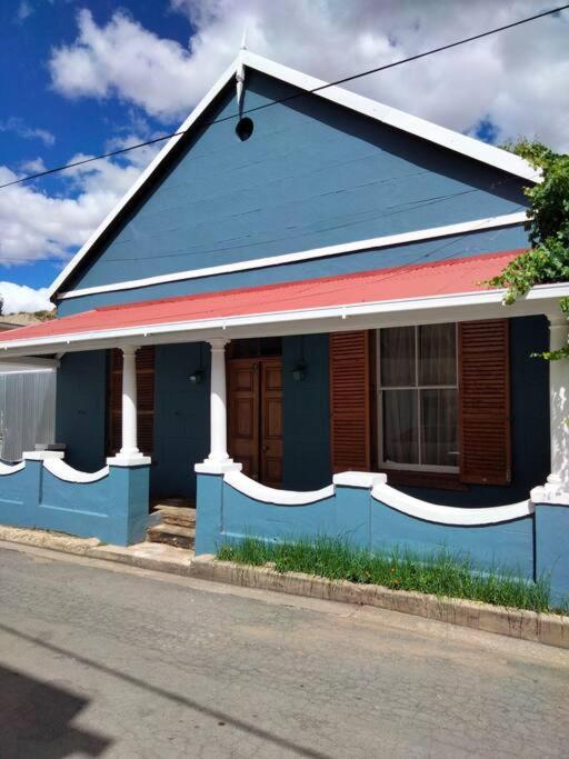Three-Bedroom House photo 3