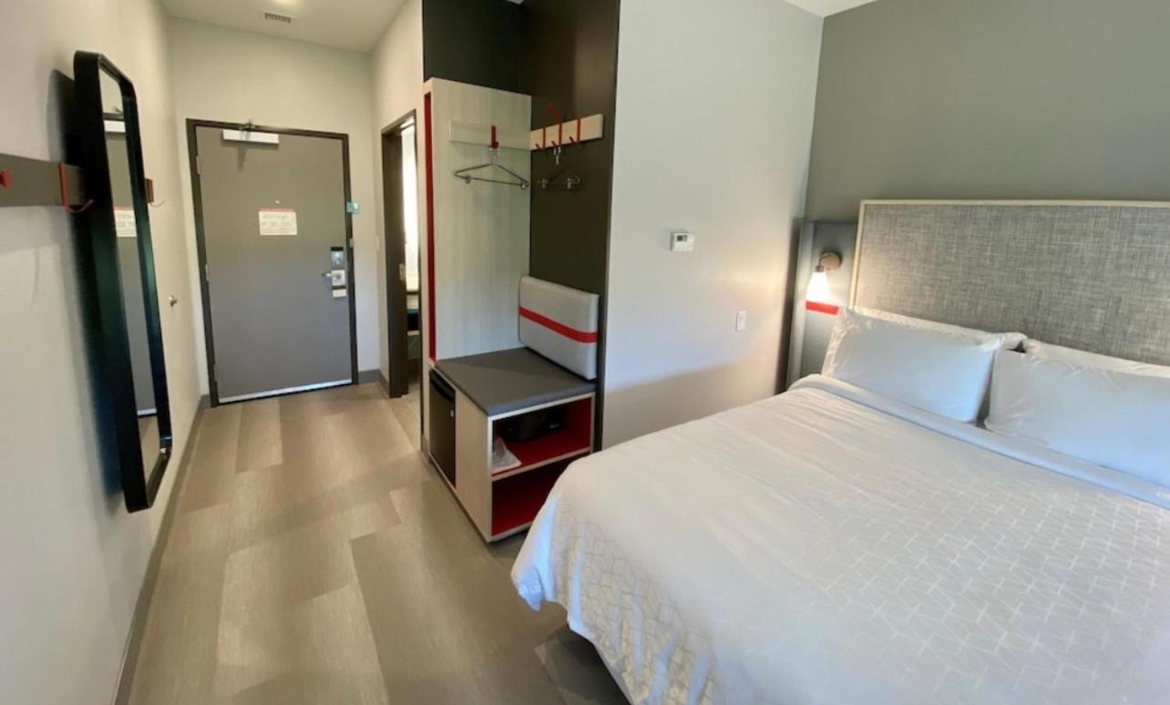 Standard King Room with Roll-In Shower - Communications Access - Photo 1
