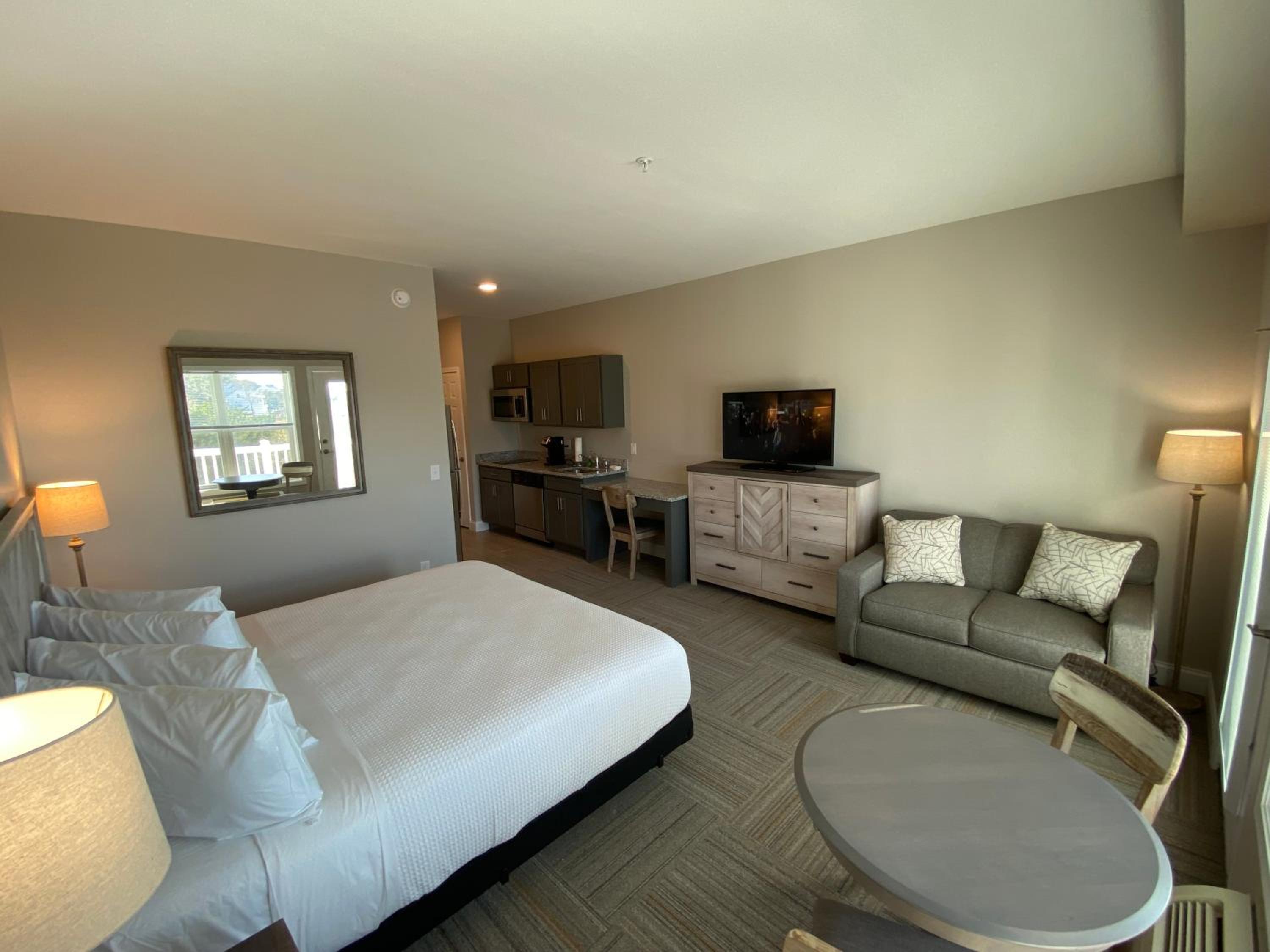 King Studio with Sofa Bed - Photo 8