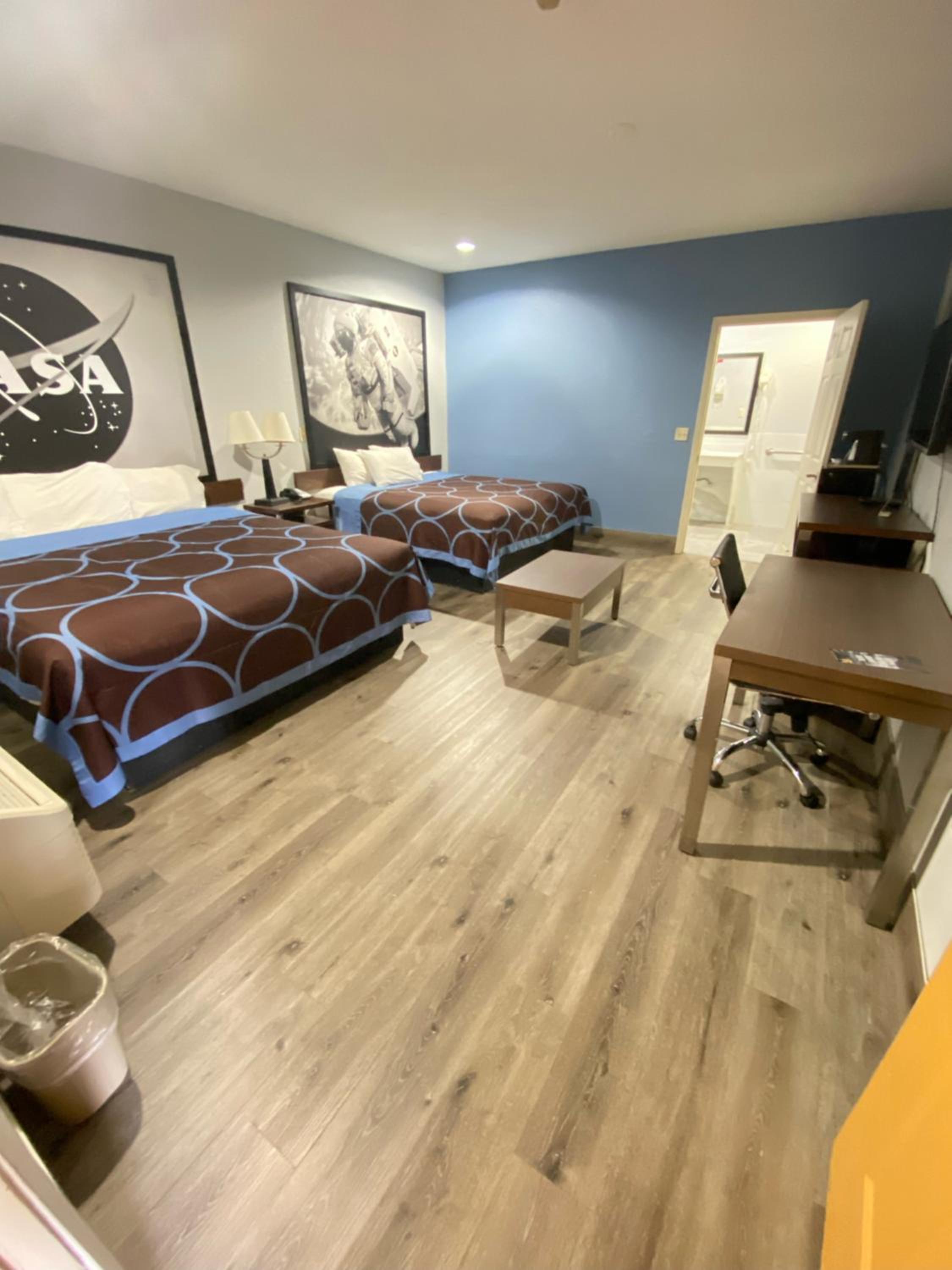 King Room with Roll-In Shower - Mobility/Heraing Accessible/Non-Smoking