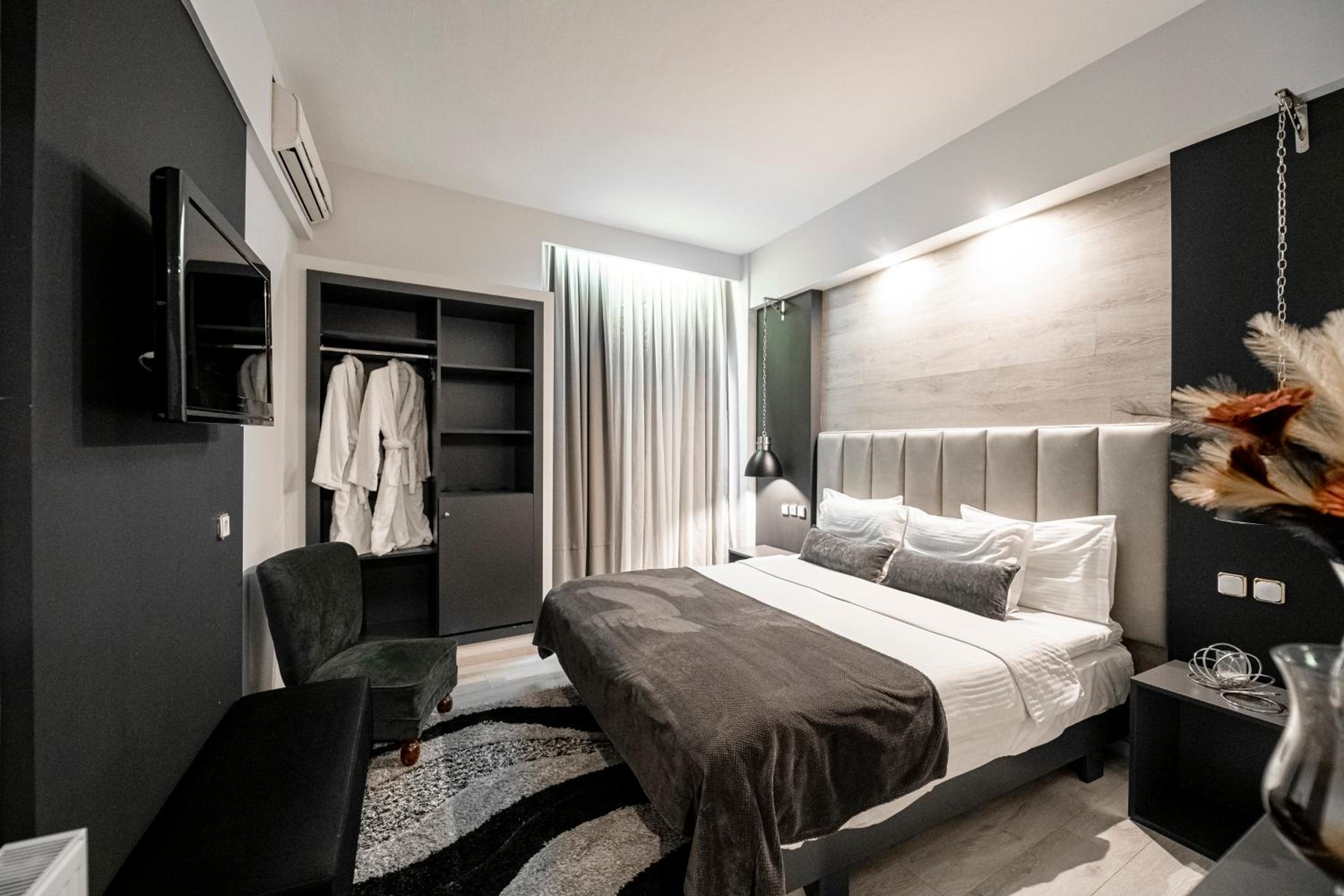 Double Room - Photo 1