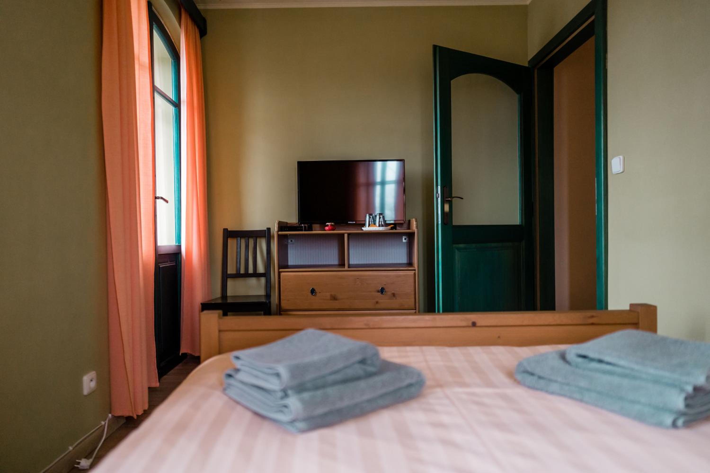 Double Room with Balcony (2 Adults + 1 Child) photo 3