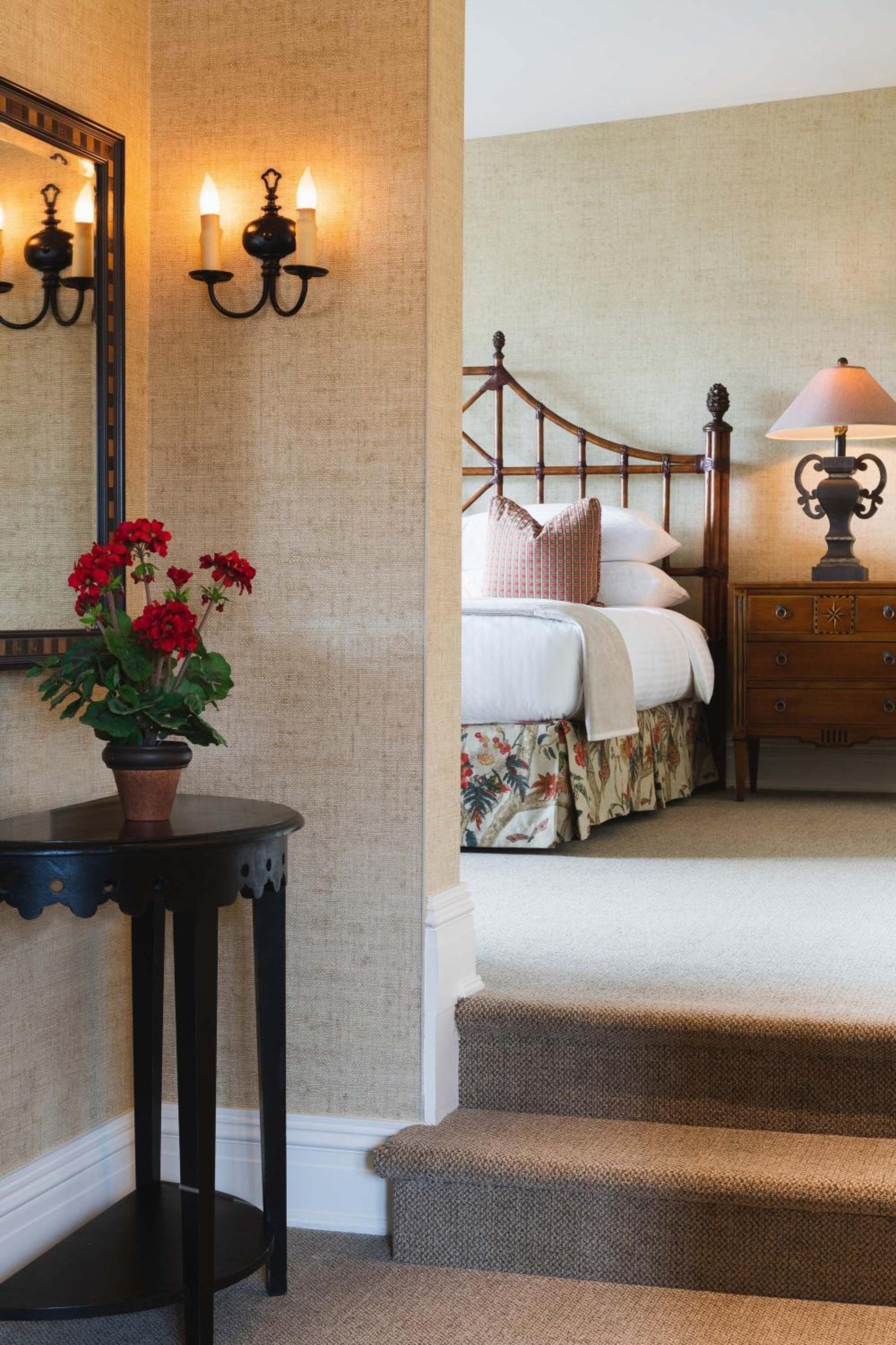 King Suite With Lake View - Aurora Inn