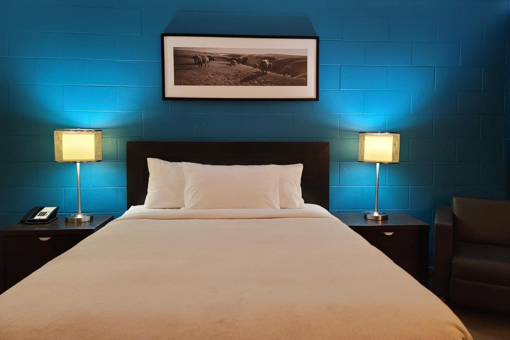 Queen Room - Non Pet Friendly - Photo 5
