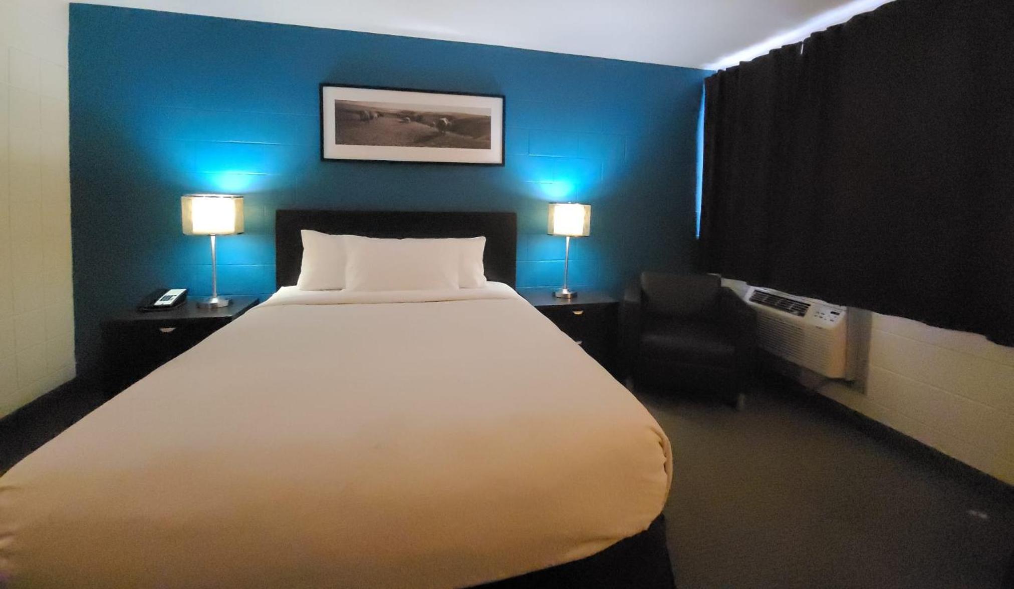 Queen Room - Non Pet Friendly - Photo 6