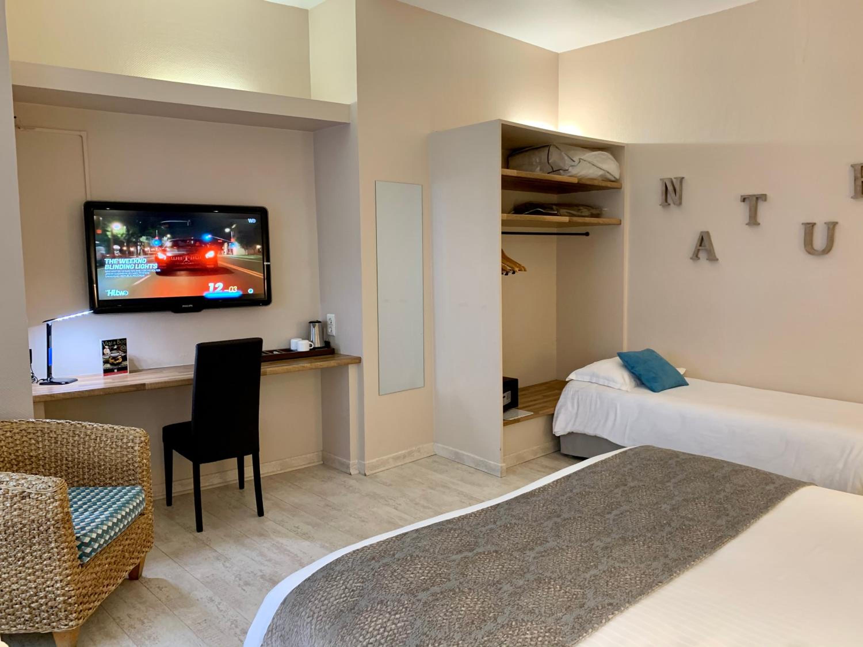 Deluxe King Room with One king Bed and One Single Bed - Non-Smoking photo 3
